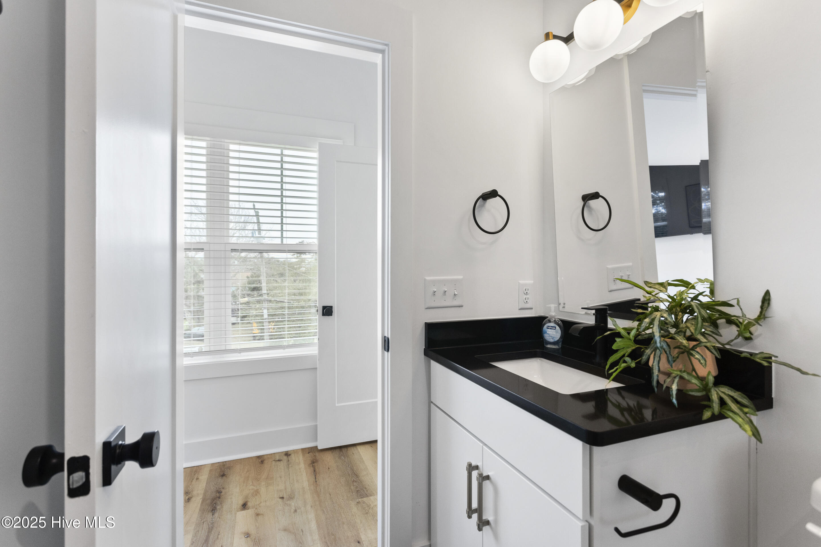 100521314 | Photo 28