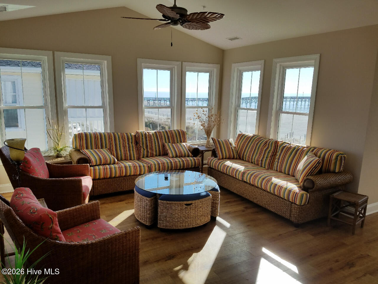 100547774 | Photo 34