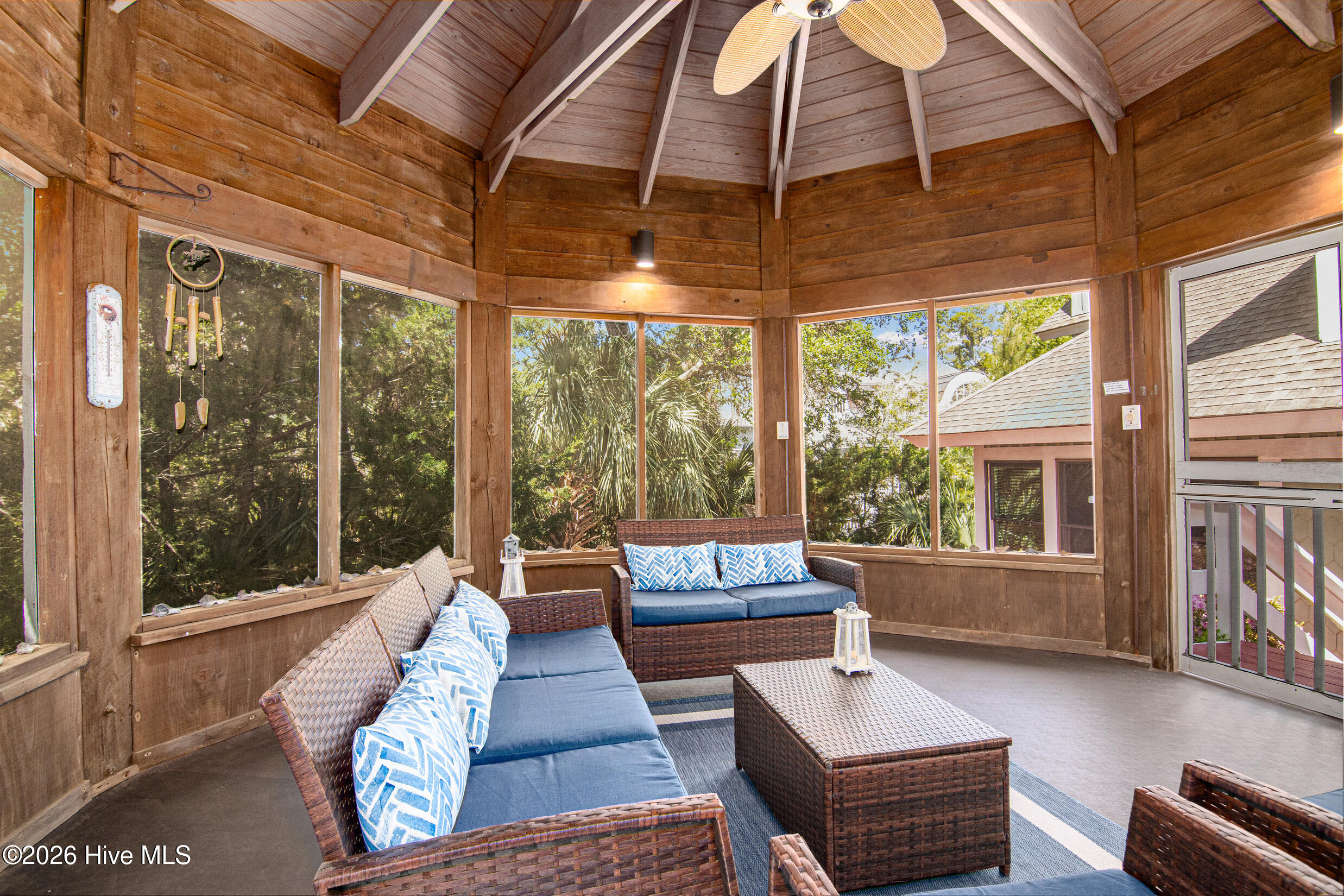 100561617 | Photo 36