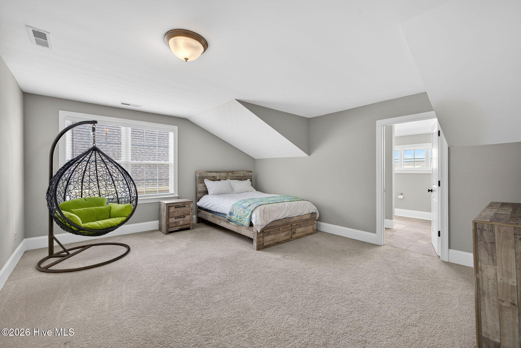 100567052 | Photo 36