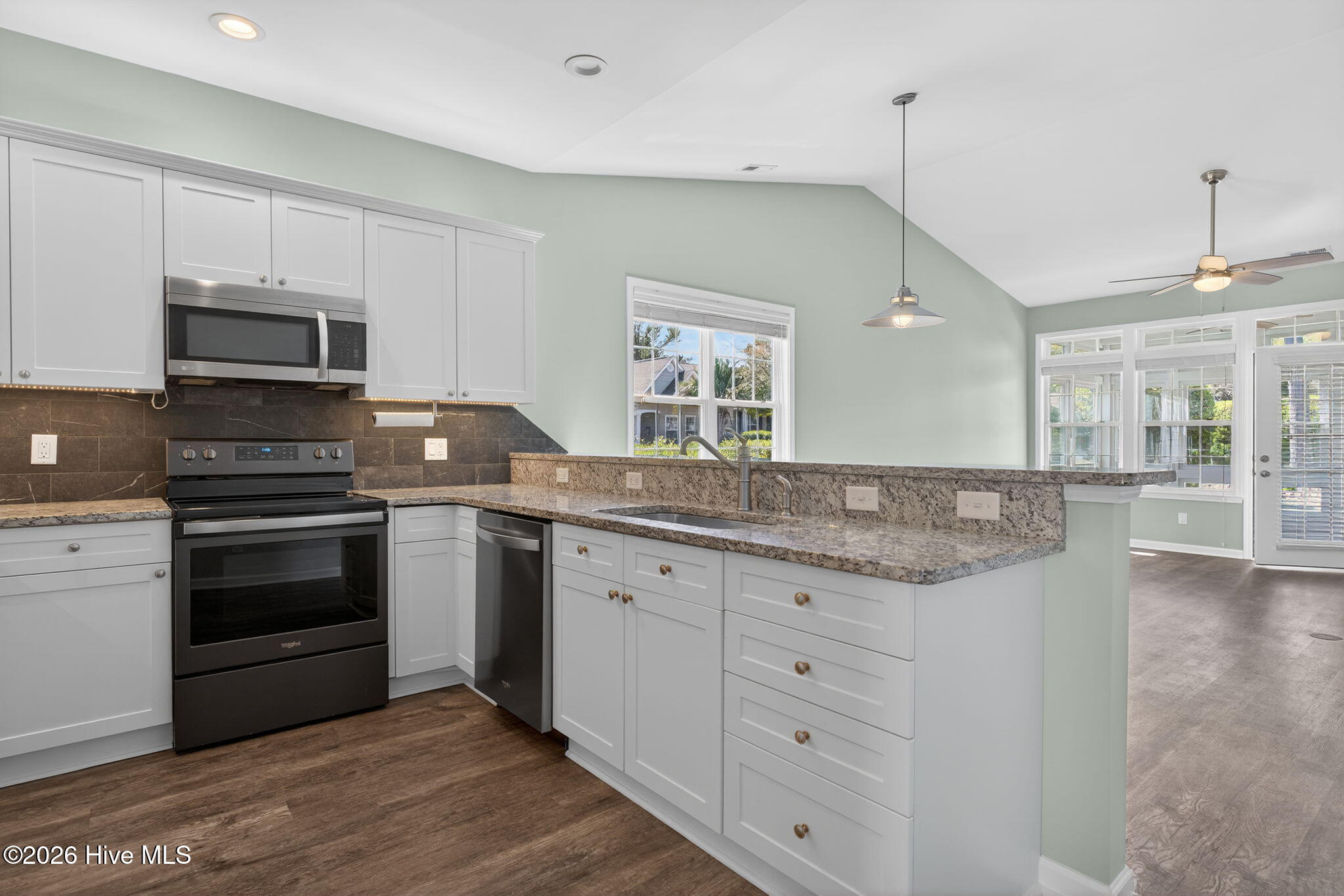 100564275 | Photo 11