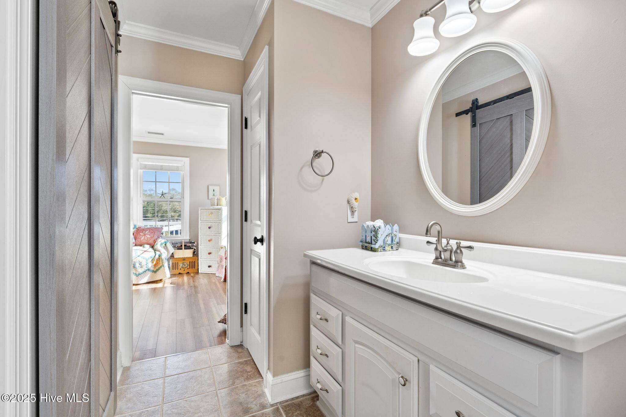 100543841 | Photo 38