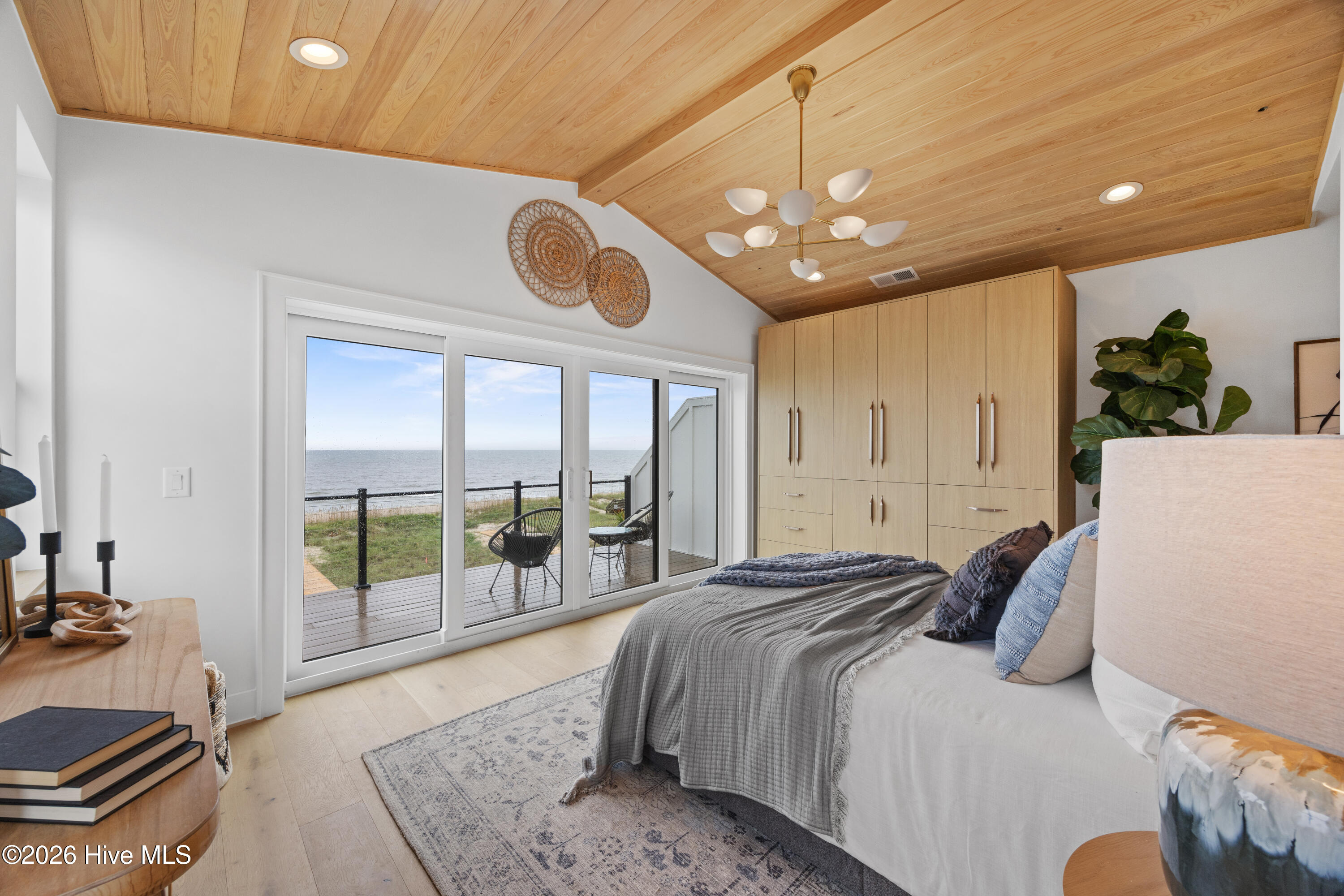 100558722 | Photo 26