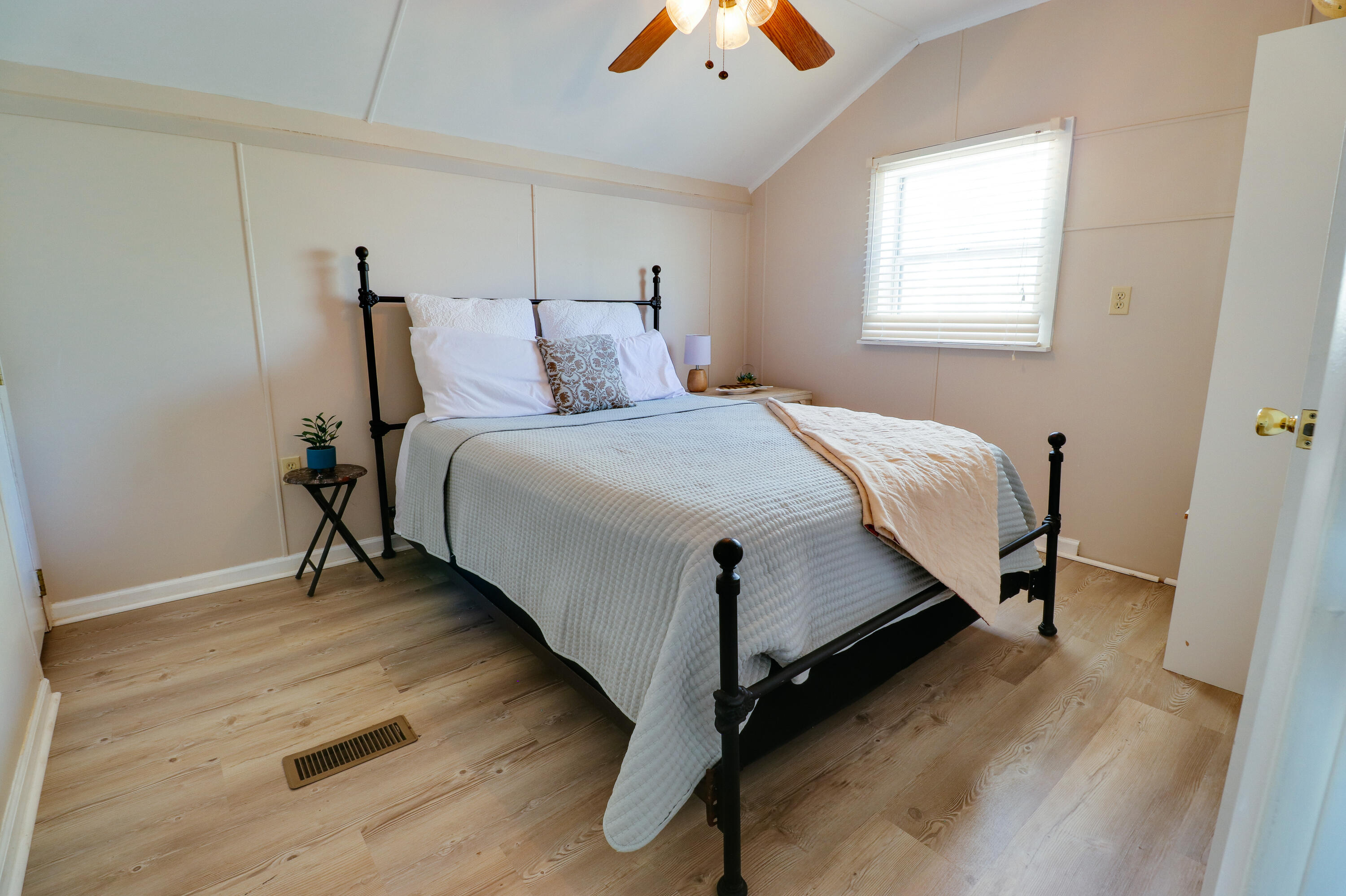 1061 Delaware Dr-64
