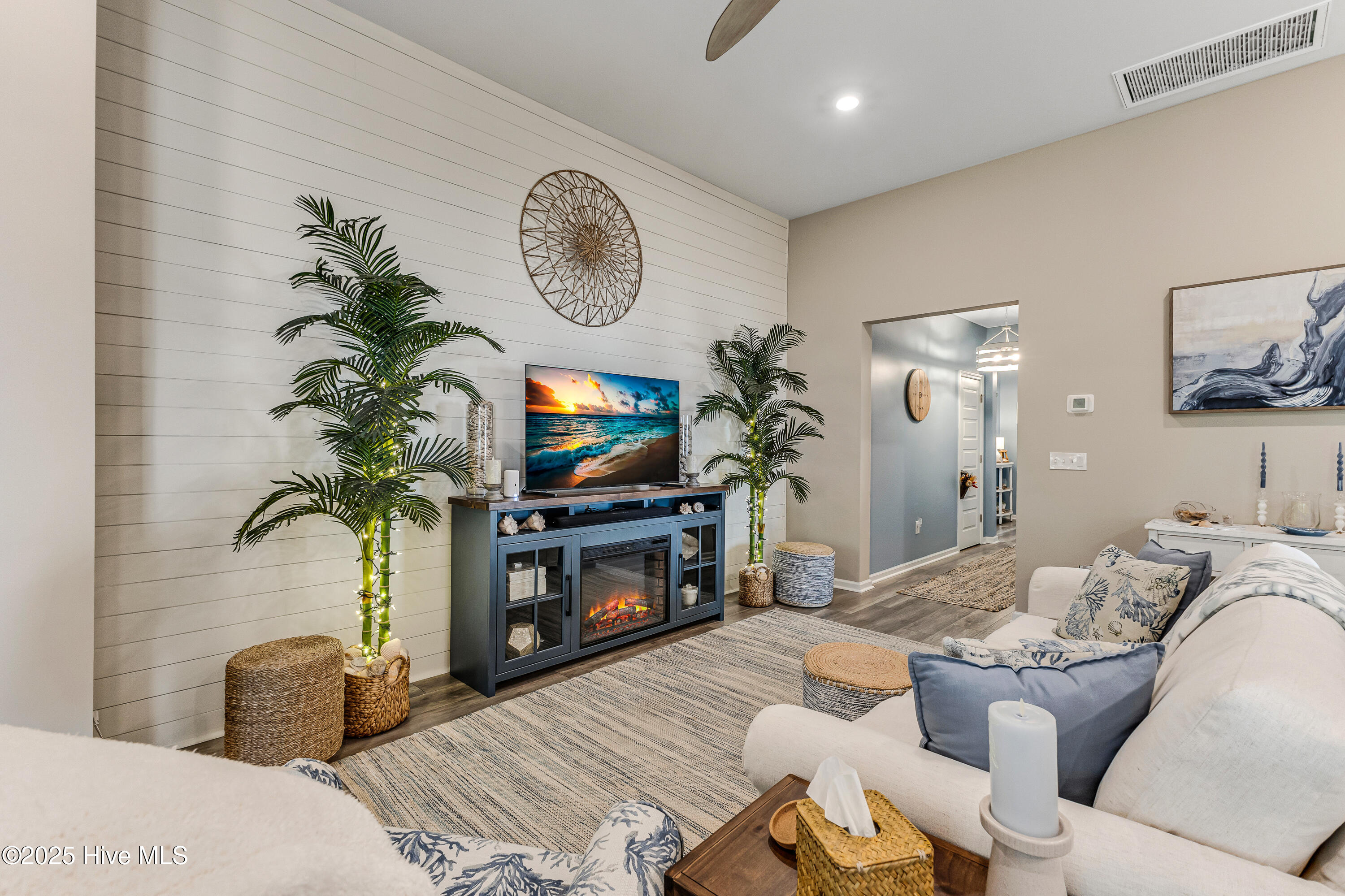 100542880 | Photo 14