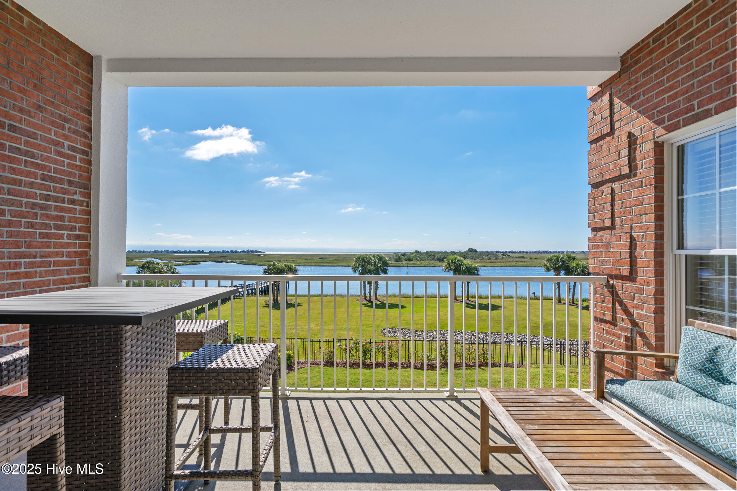 100537007 | Photo 27