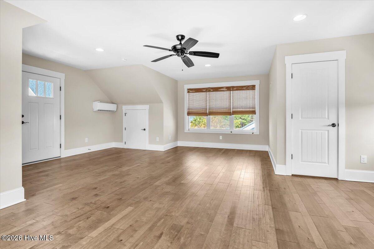 100558839 | Photo 70