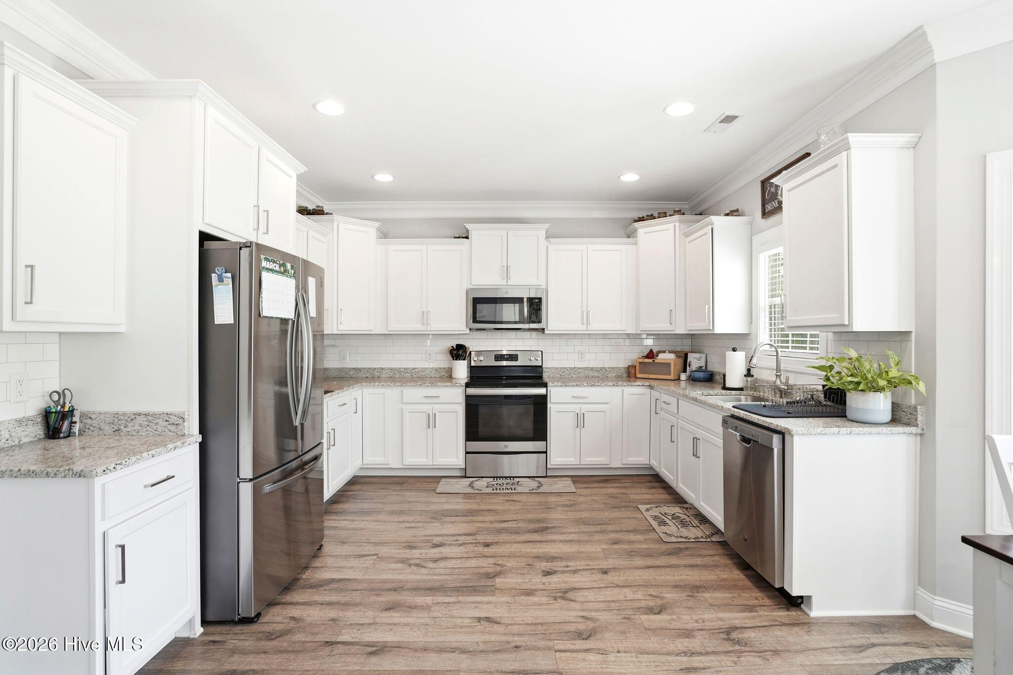 100563818 | Photo 18