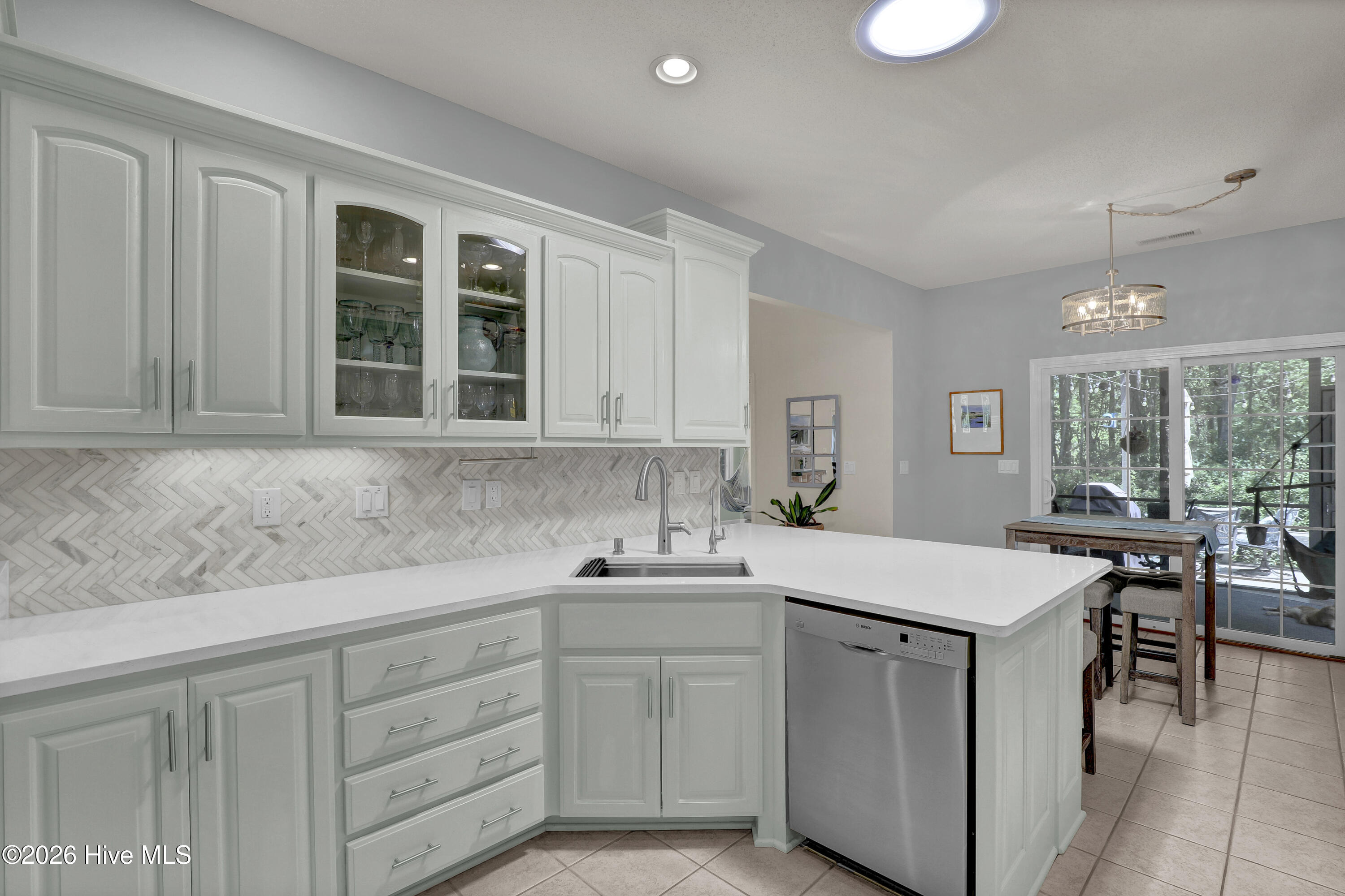 100570699 | Photo 15