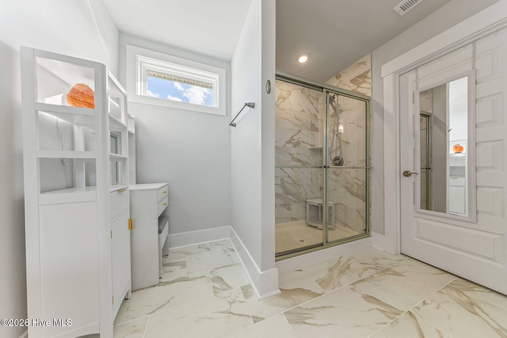 100548010 | Photo 23