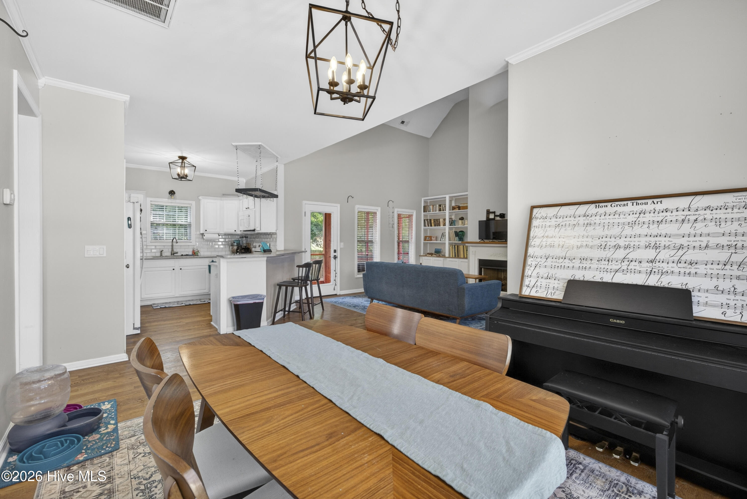 100570330 | Photo 21