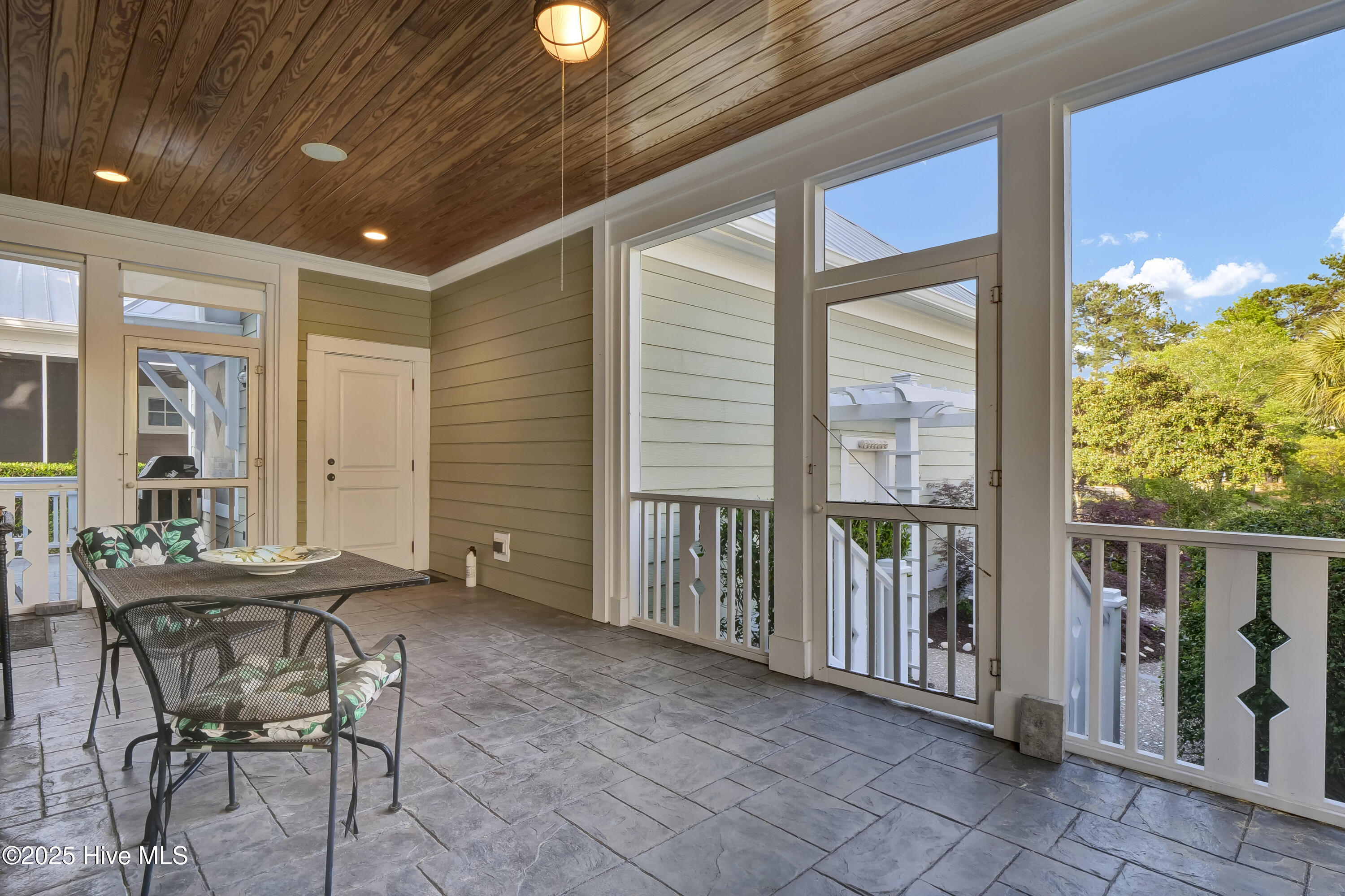 100504953 | Photo 40