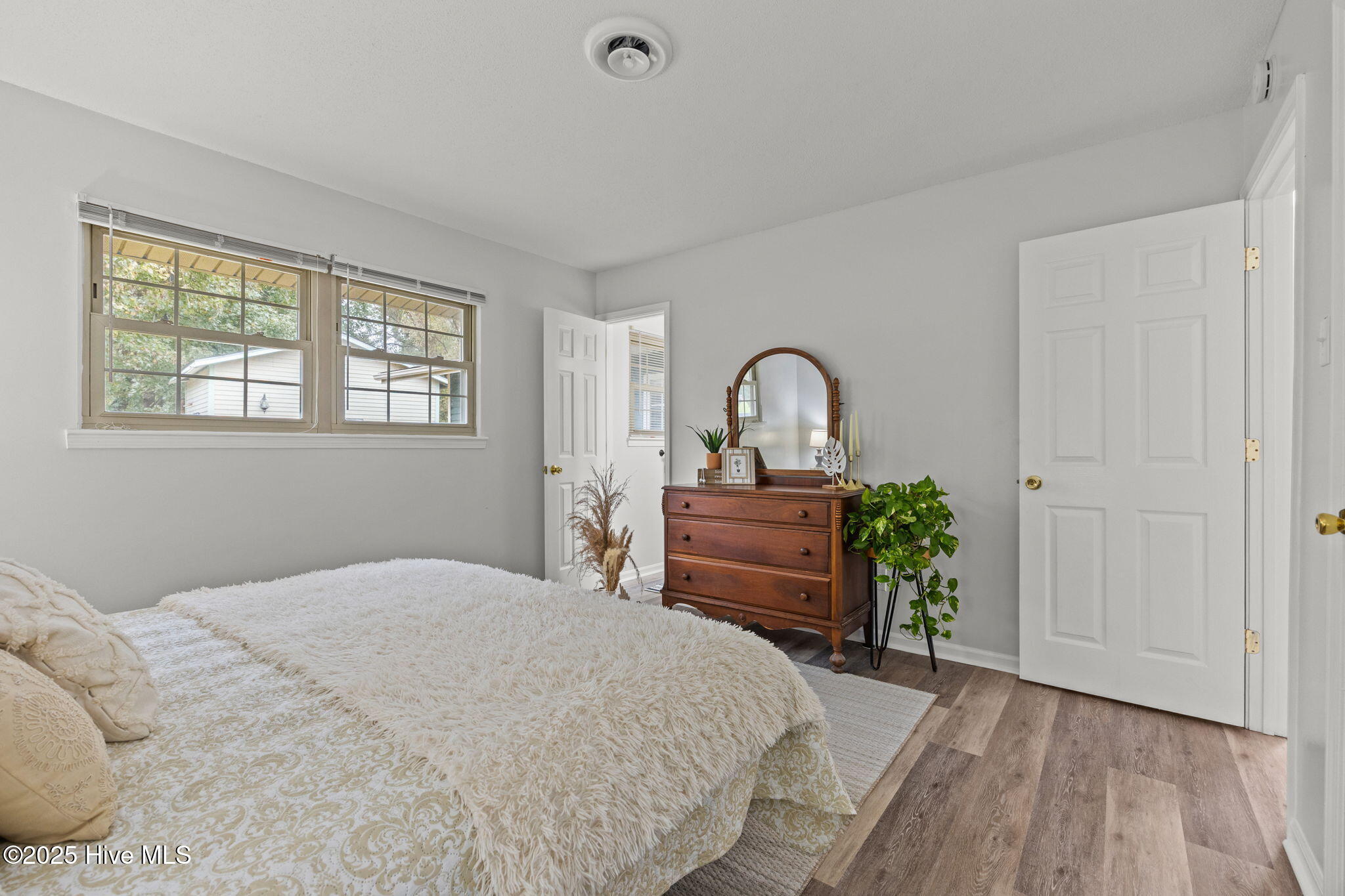 100538869 | Photo 16