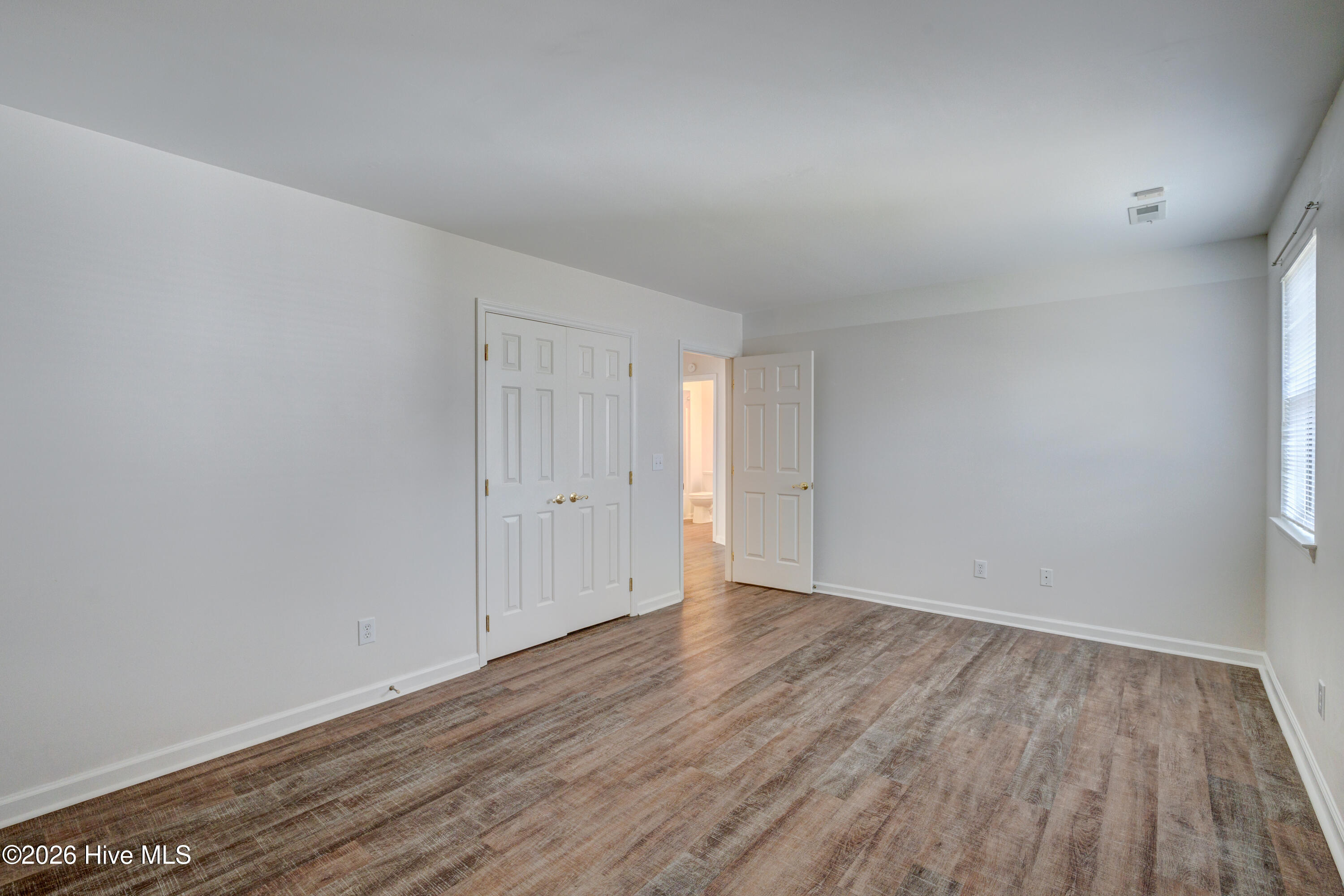 100562738 | Photo 38