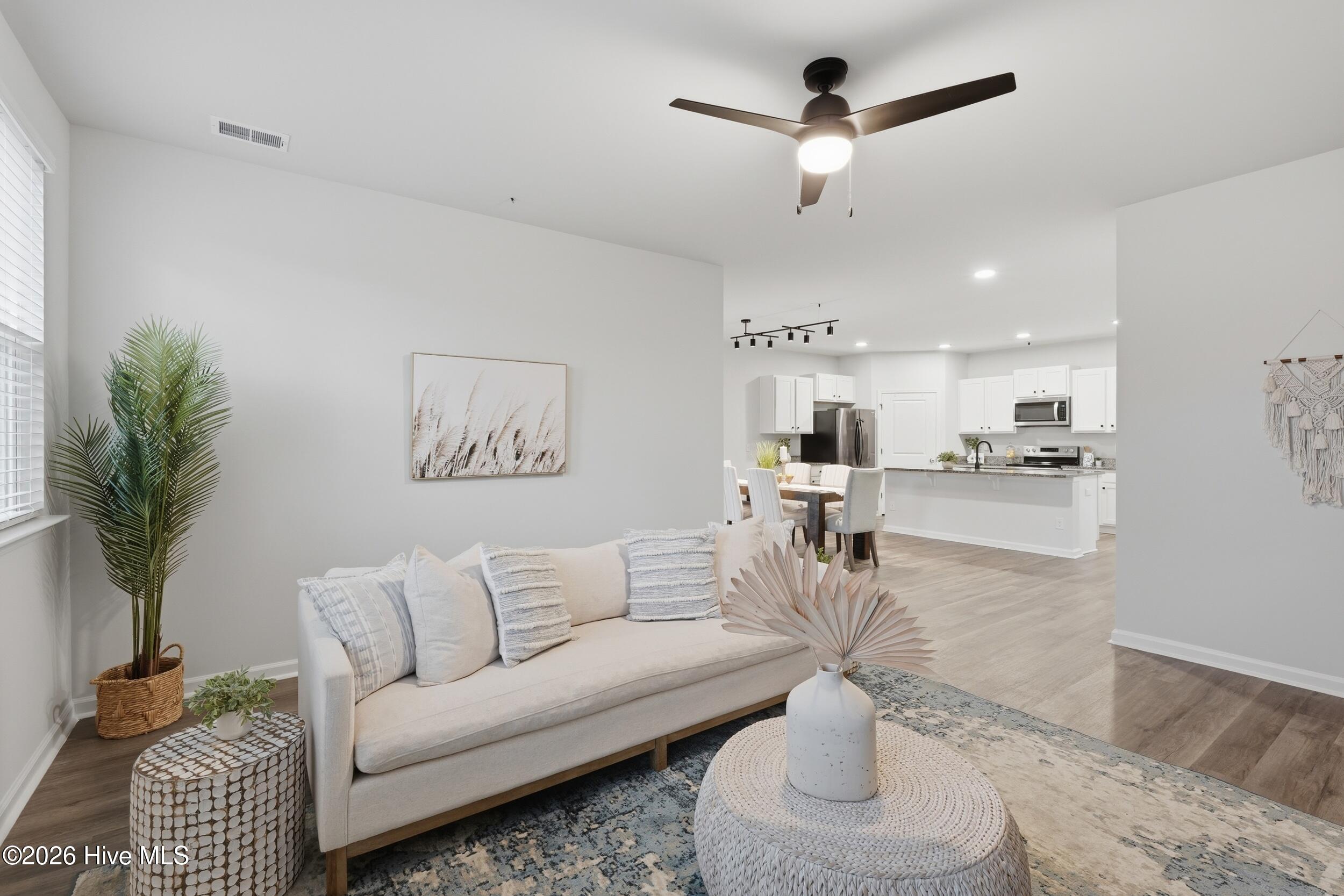 100561033 | Photo 15