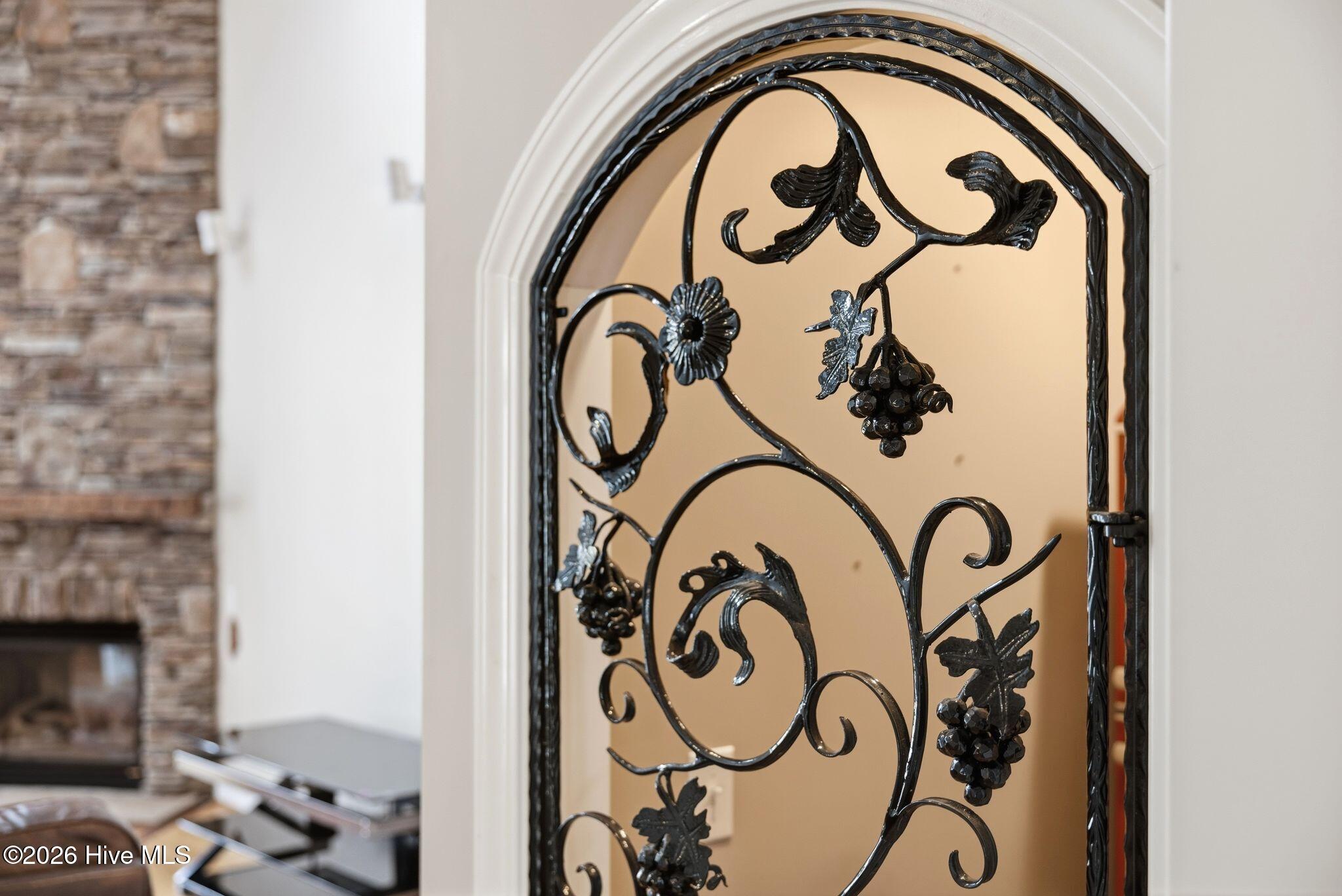 100561180 | Photo 13