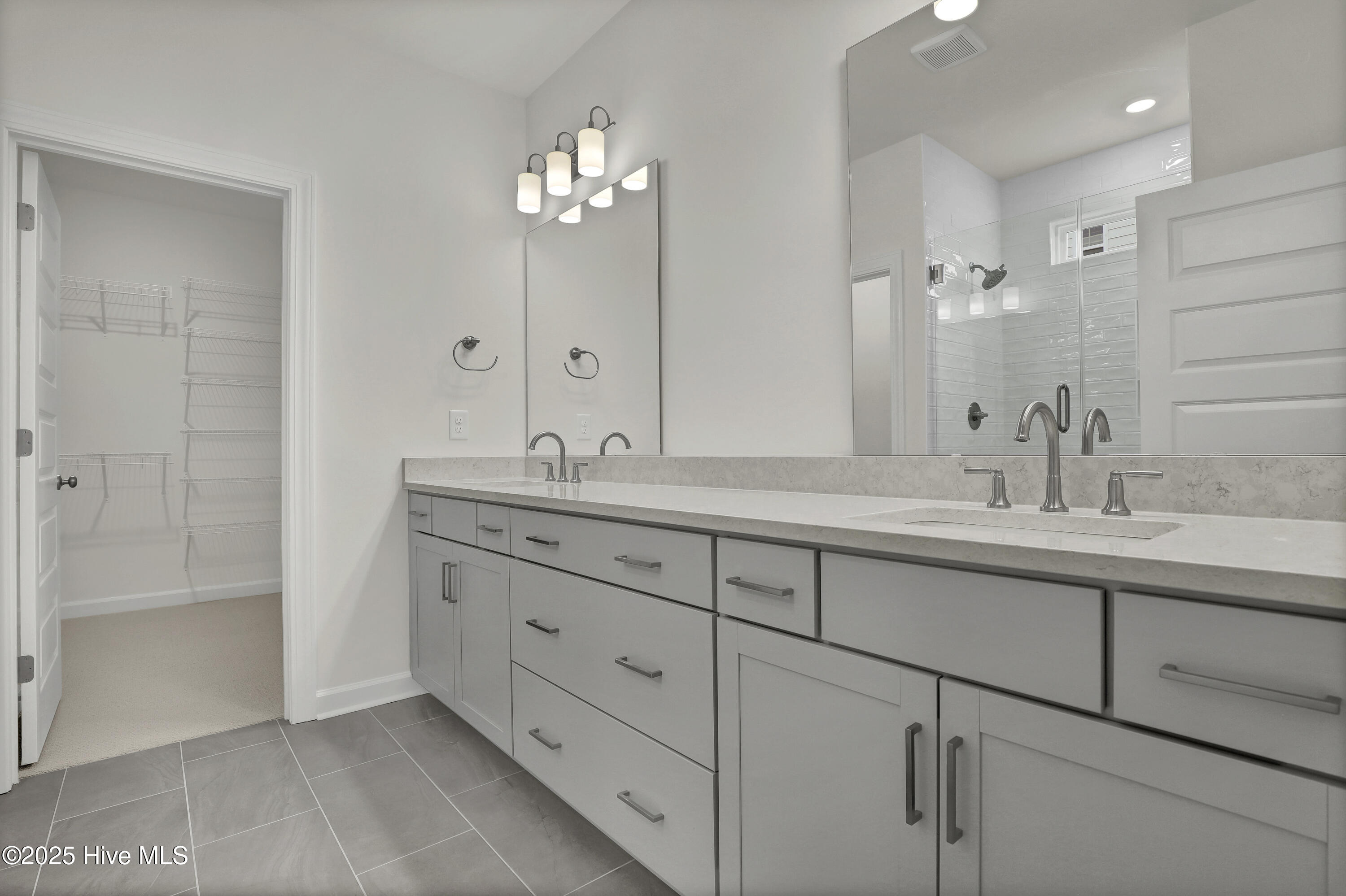 100522445 | Photo 13