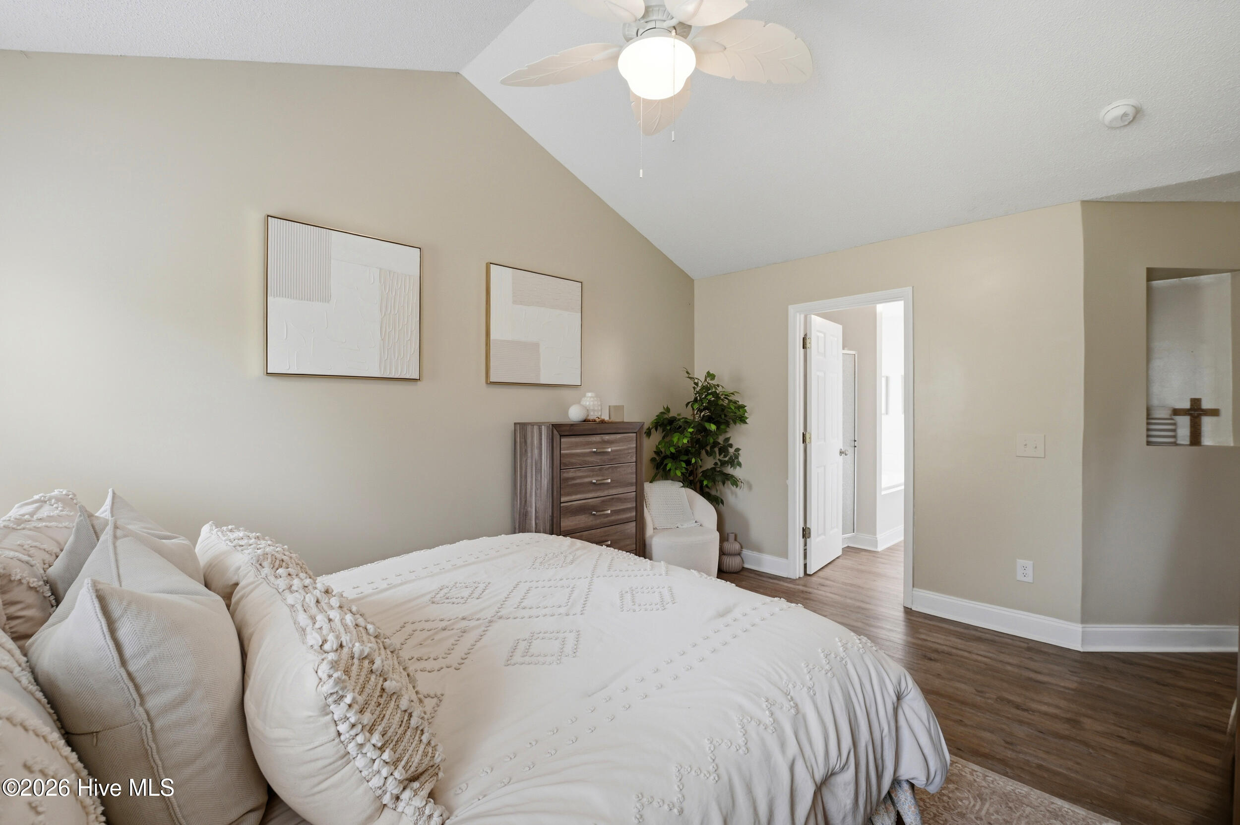 100565195 | Photo 21