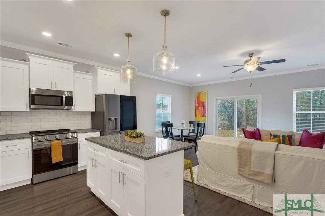 Photos are of another unit and do not represent the design selections of all units.