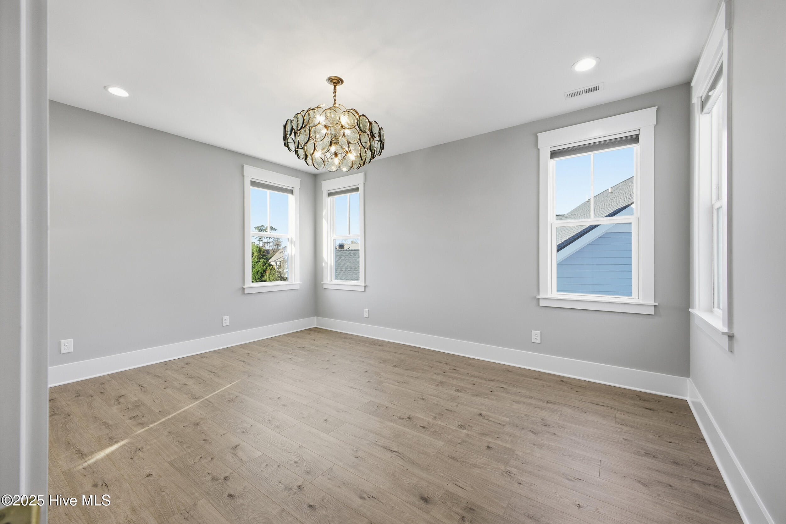 100540842 | Photo 51