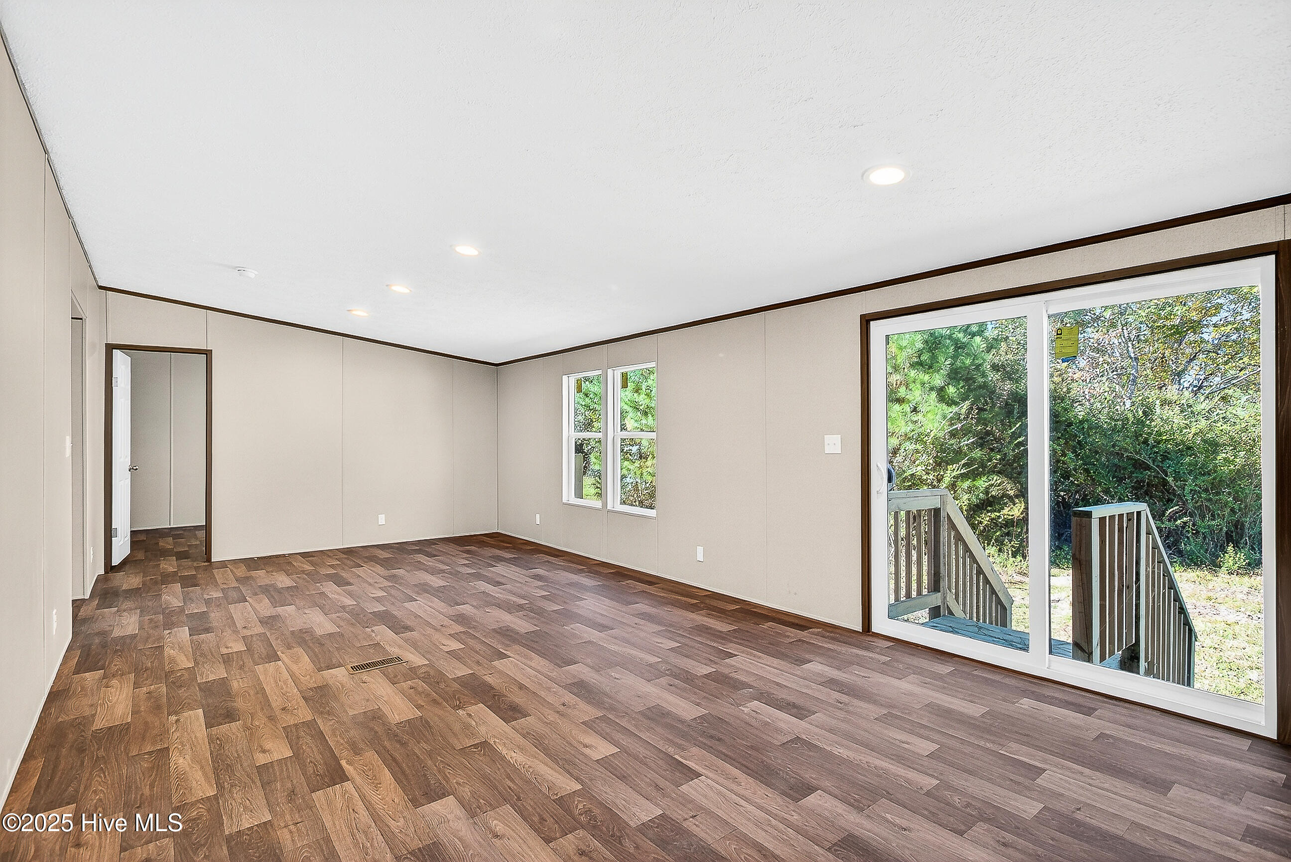 100537518 | Photo 14