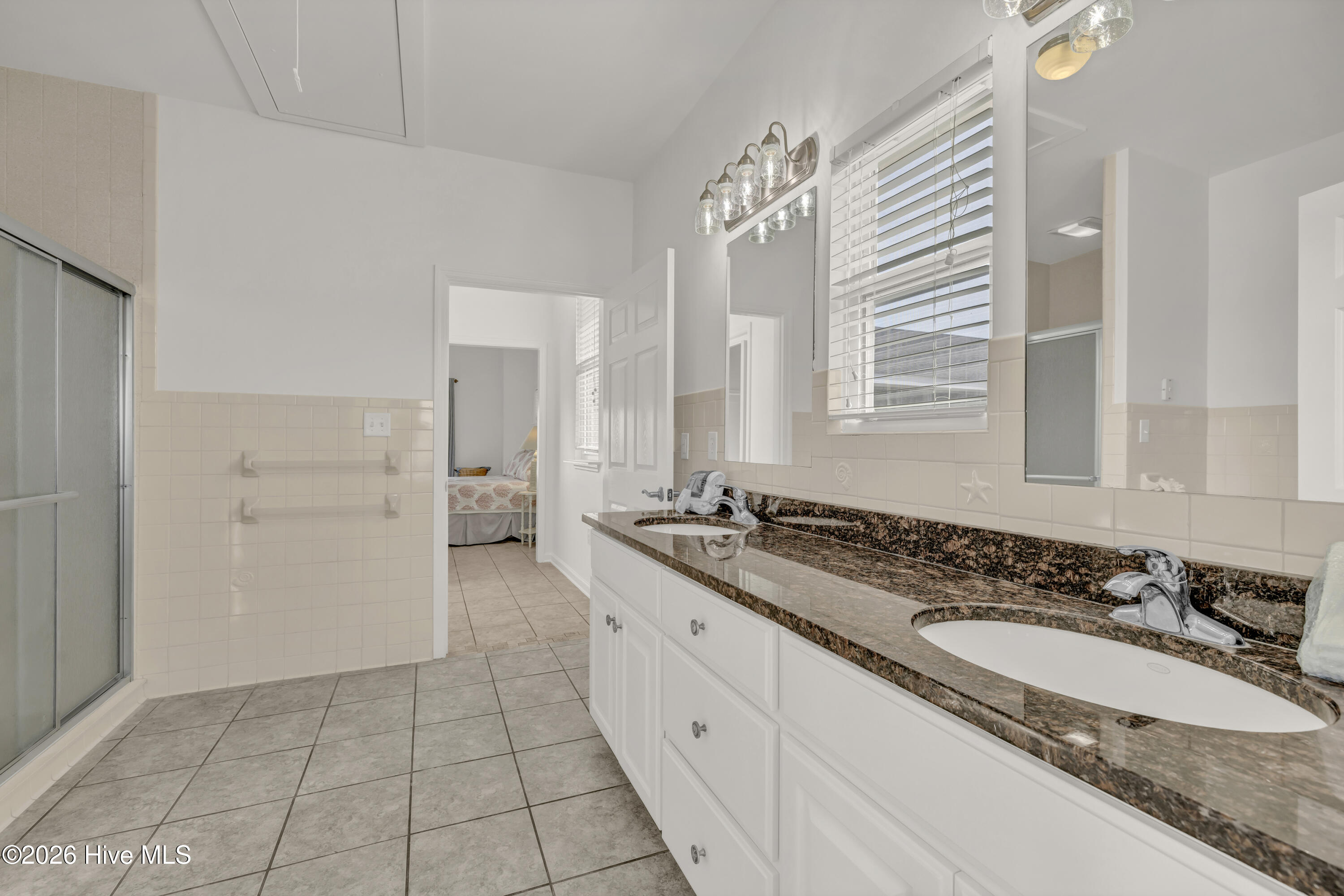 100558701 | Photo 11