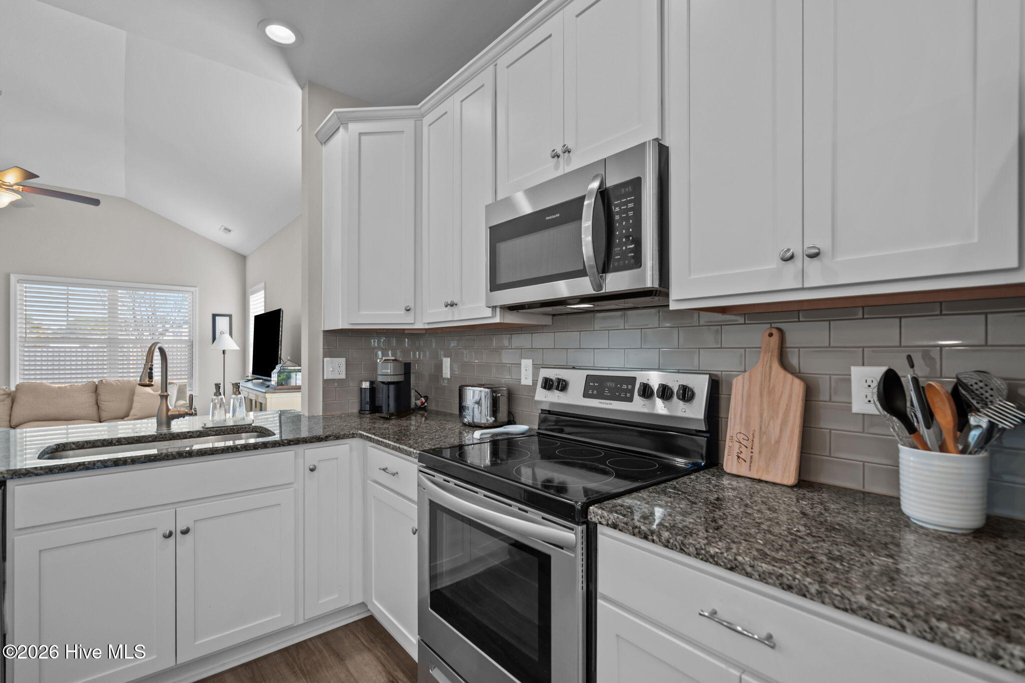 100557039 | Photo 16