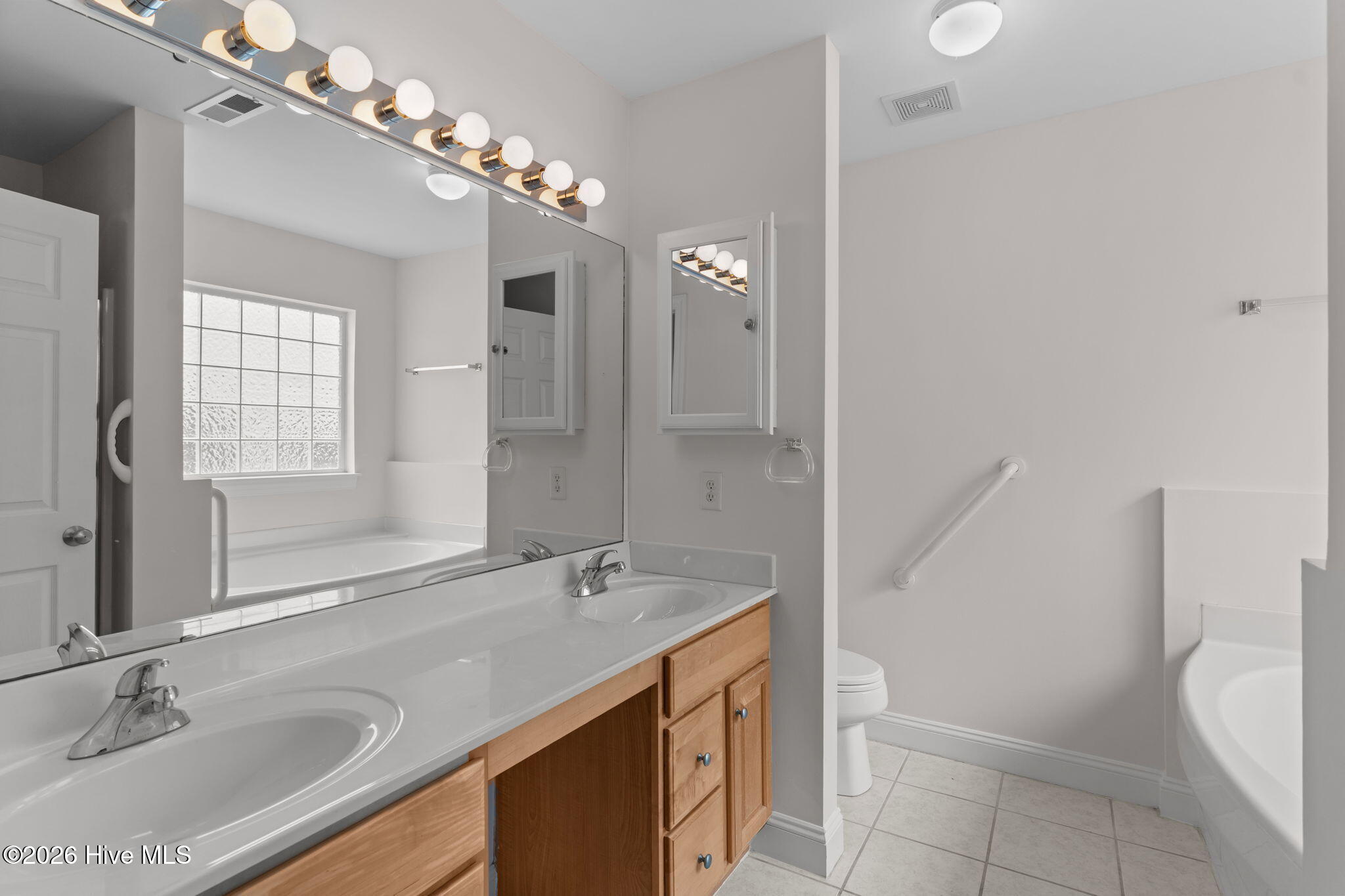 100549598 | Photo 25