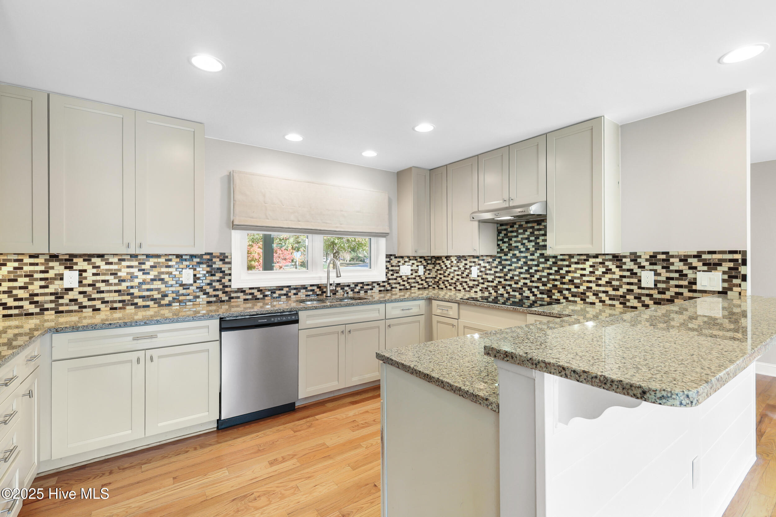 100542075 | Photo 22