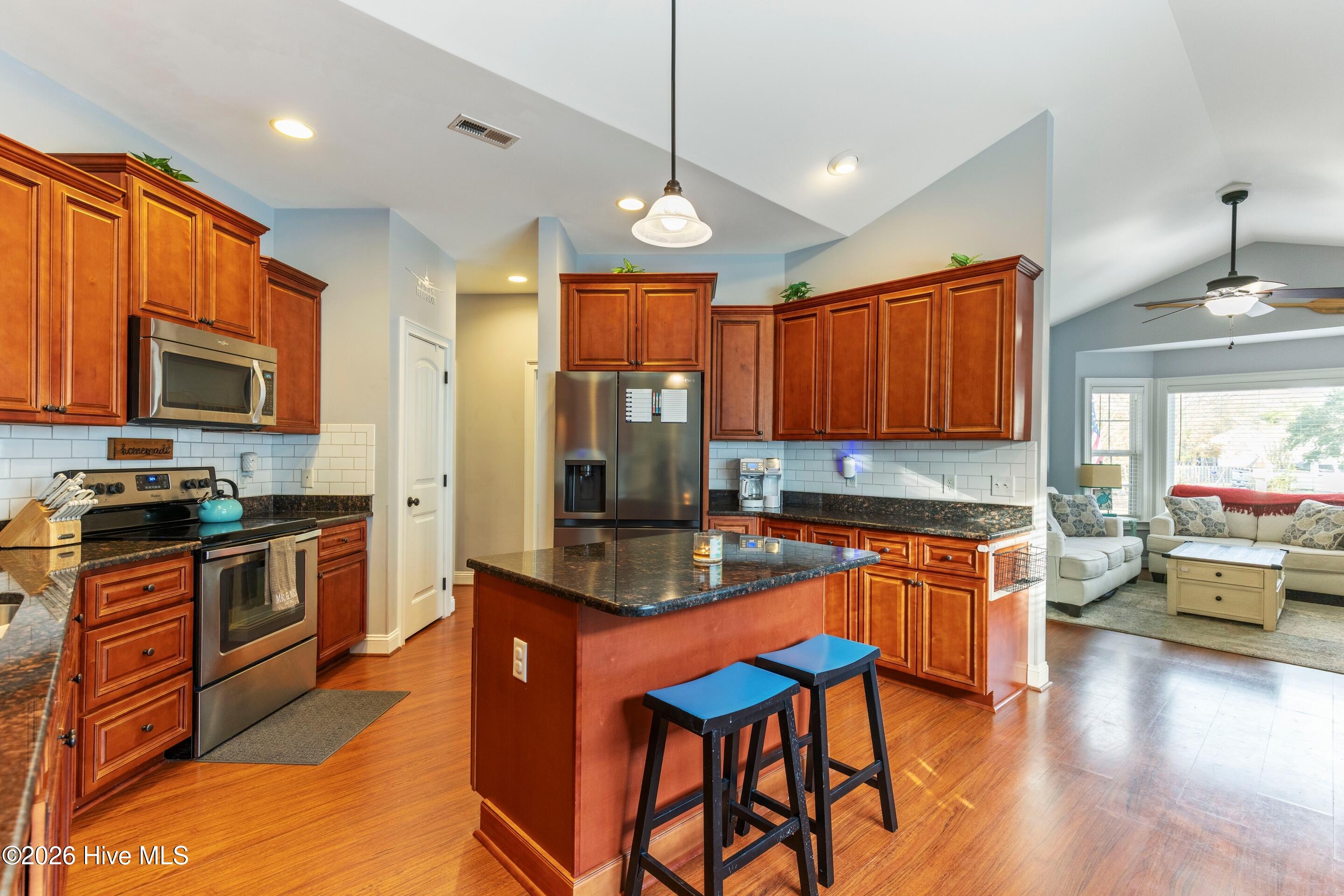 100548789 | Photo 23