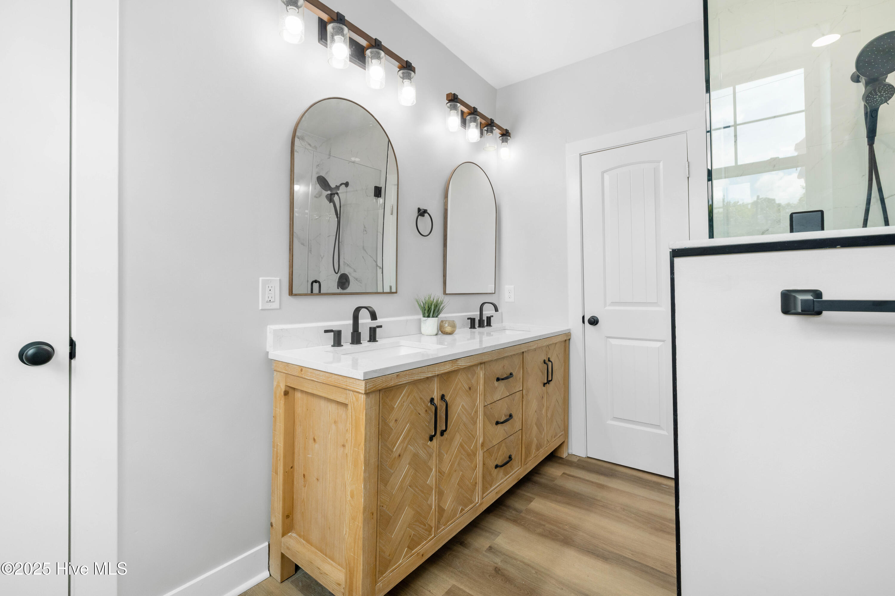 100547291 | Photo 24