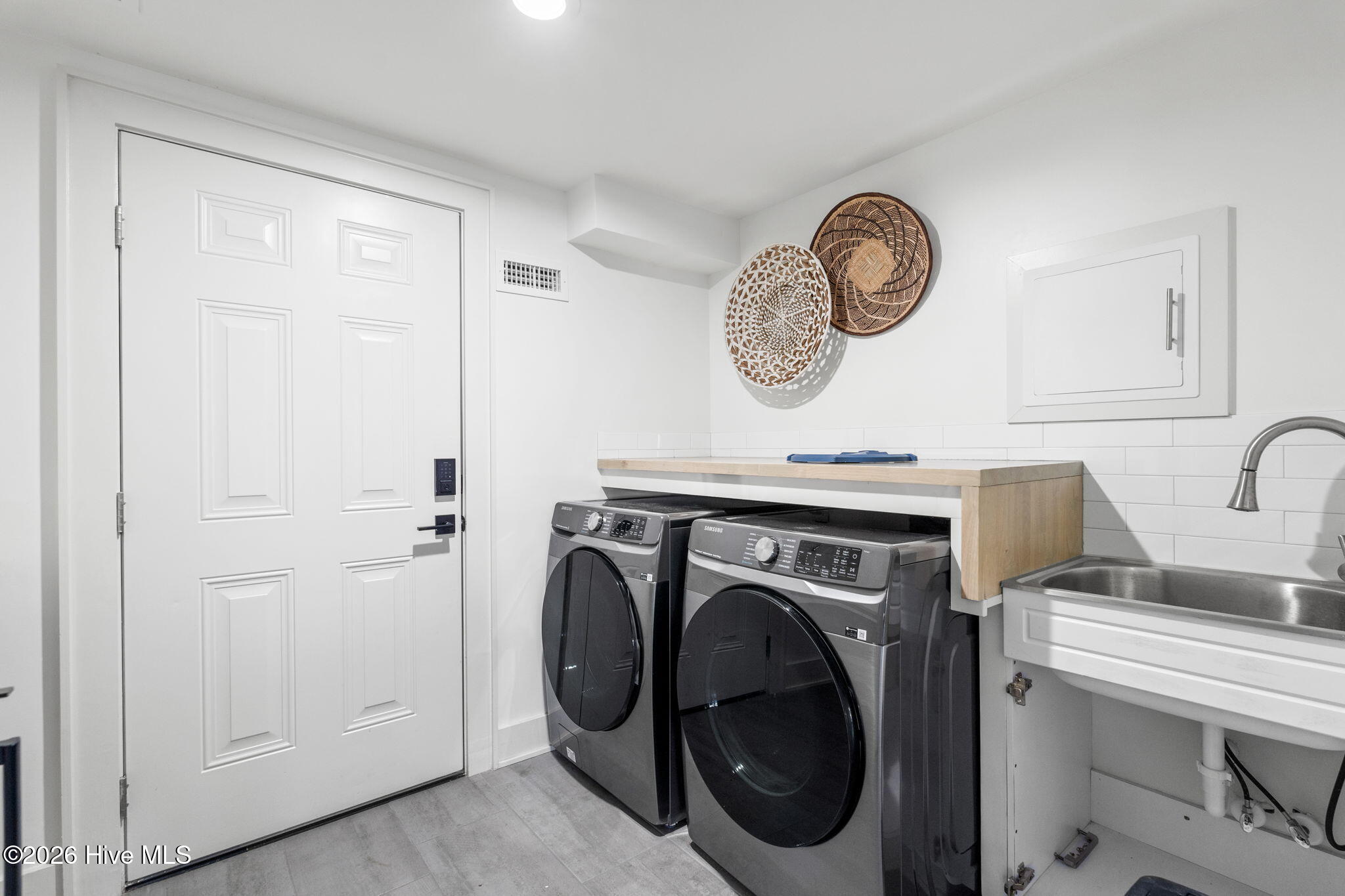 100565975 | Photo 33