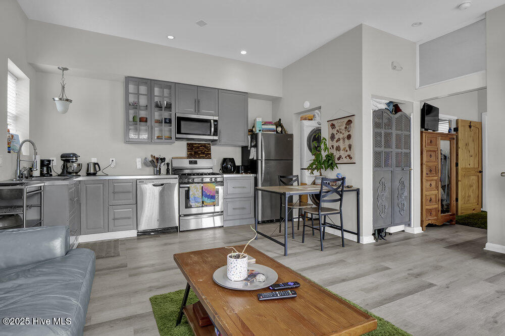 100543464 | Photo 12