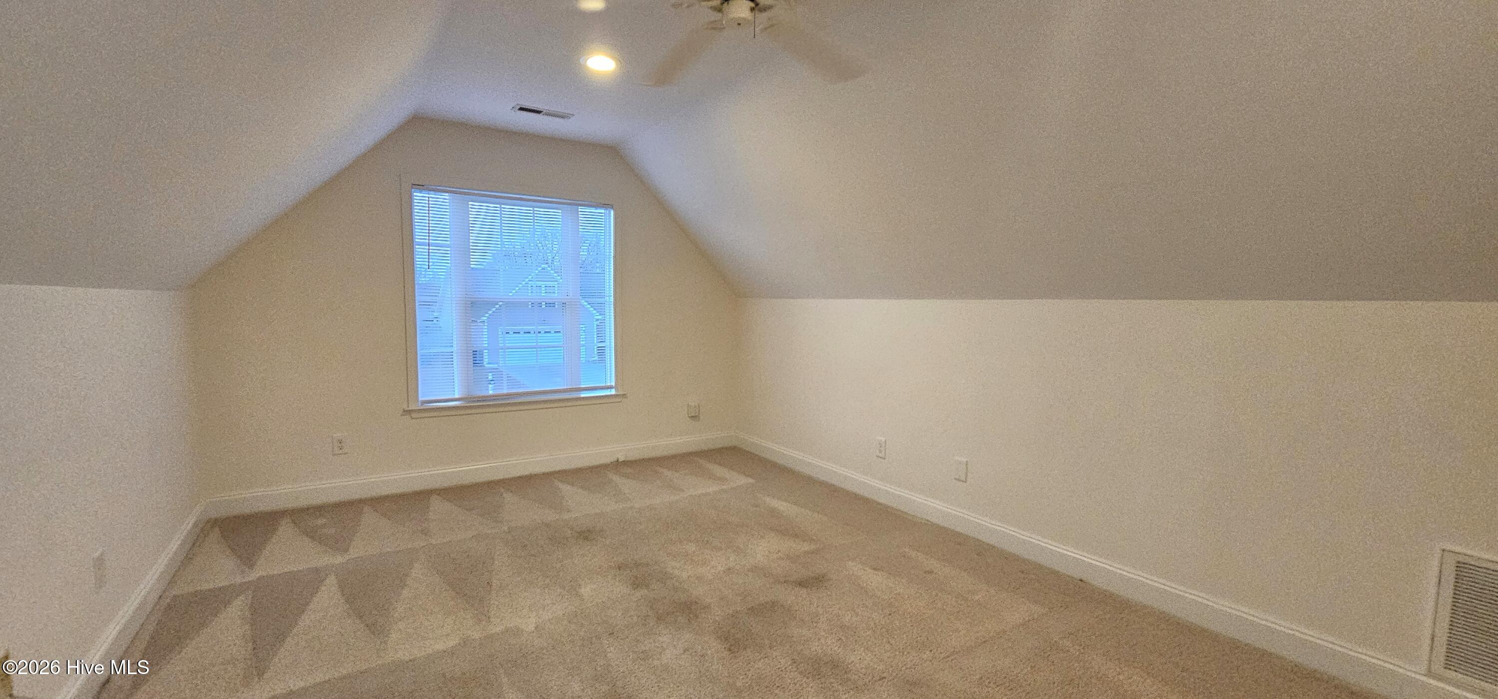 100548448 | Photo 37