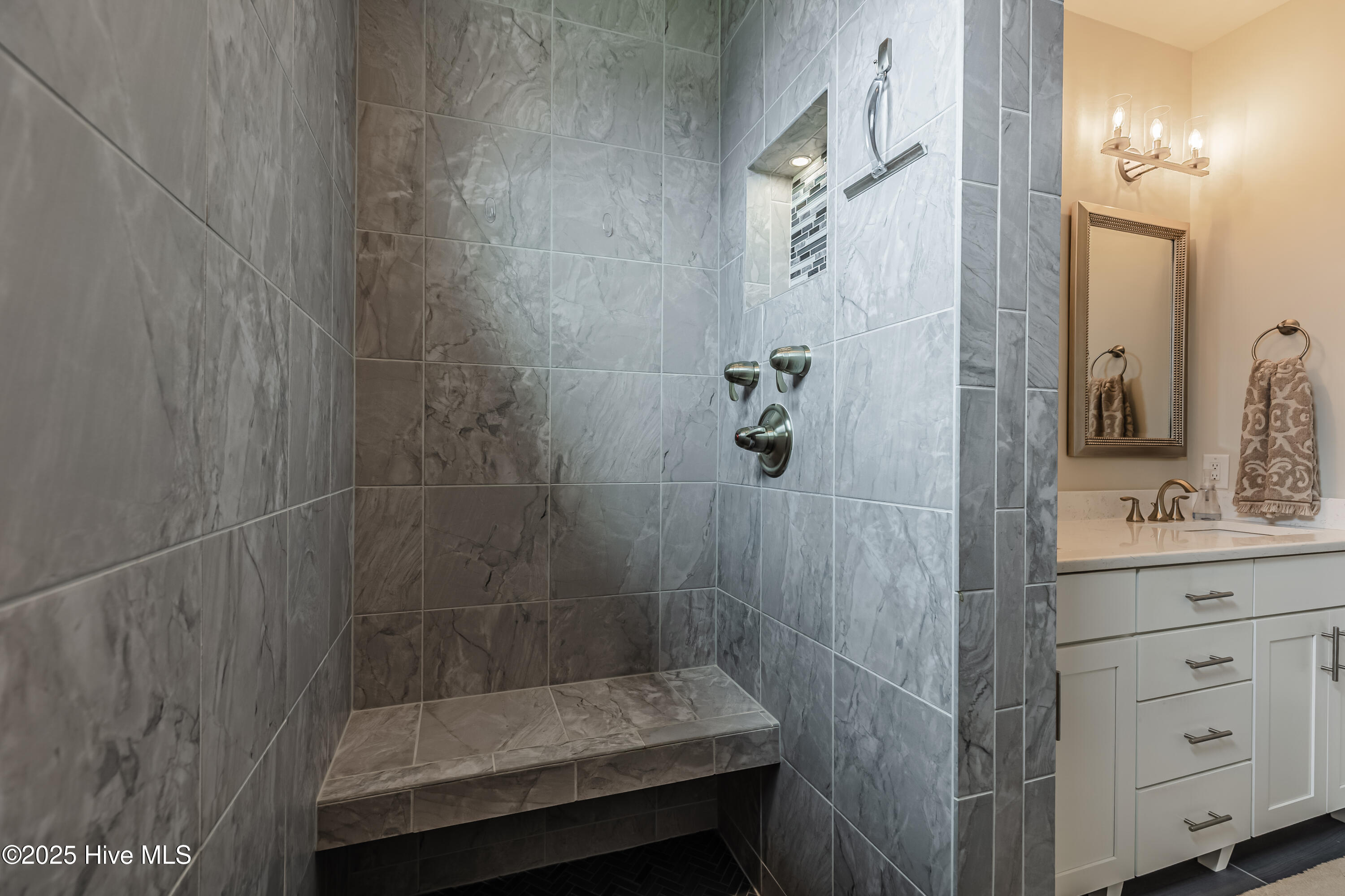 100523933 | Photo 38