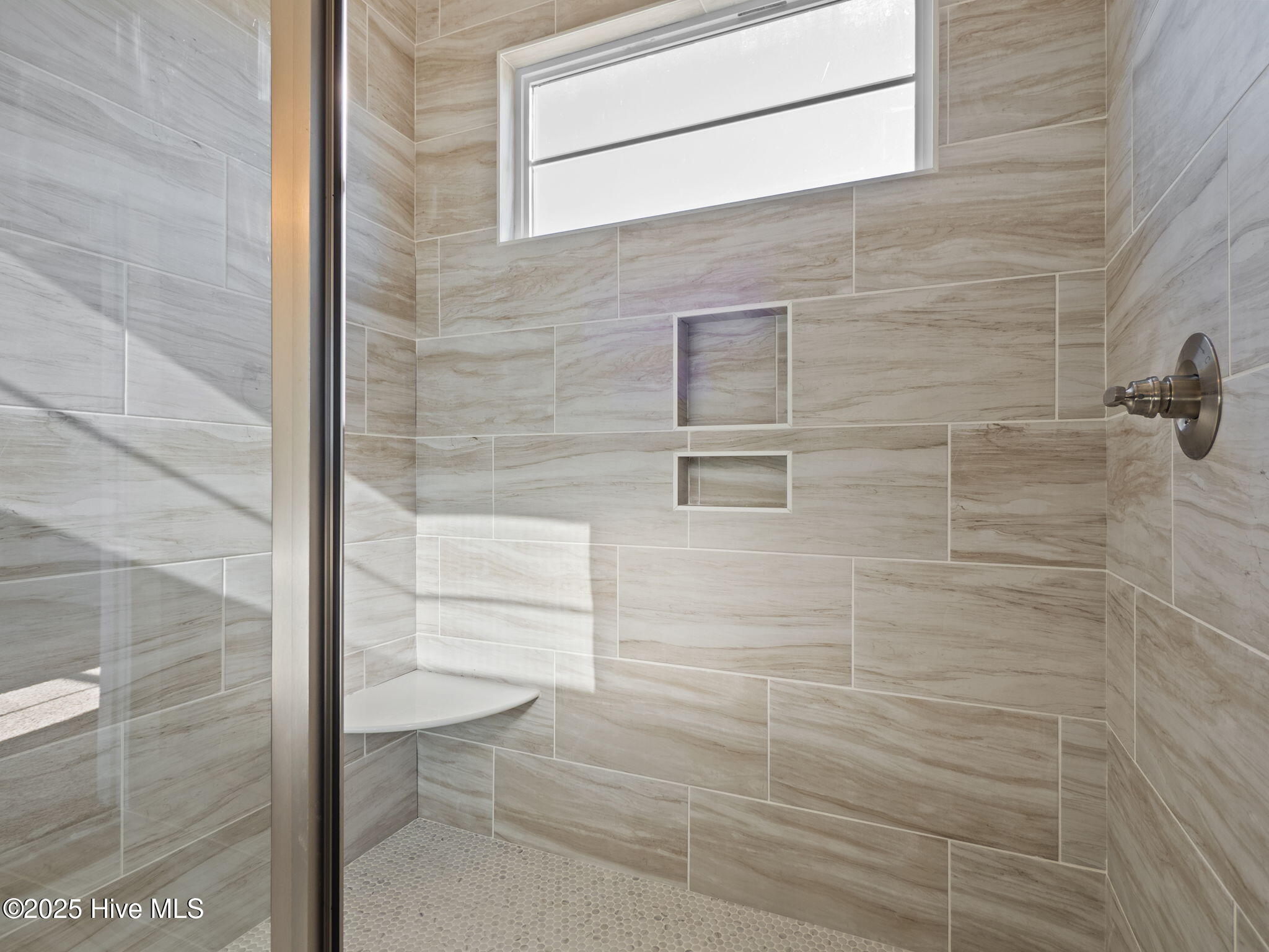 100520397 | Photo 23