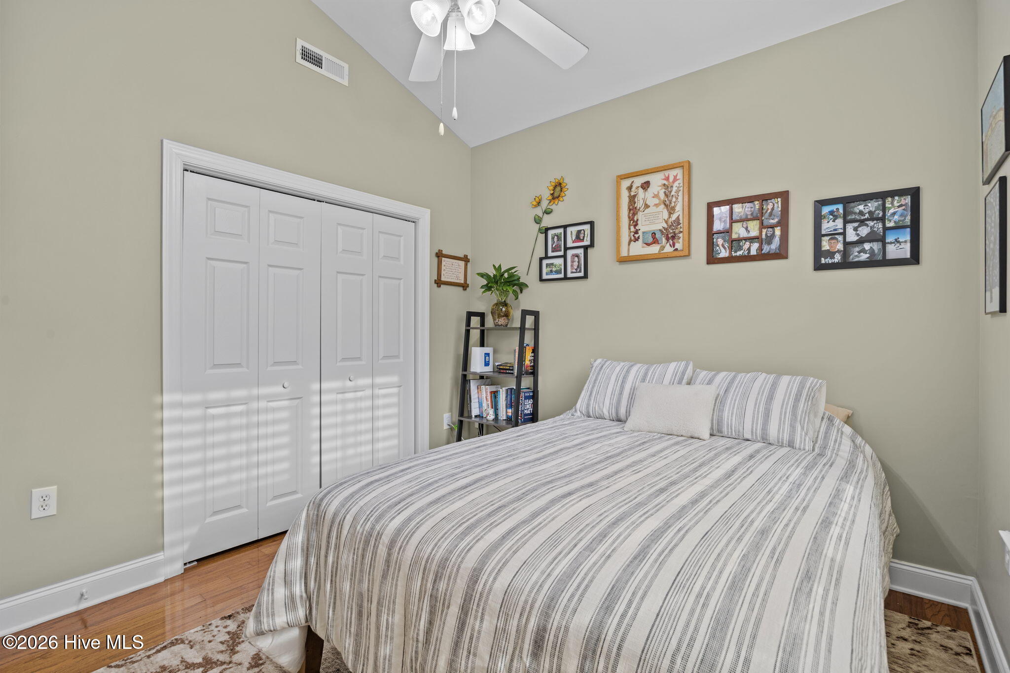 100560017 | Photo 24