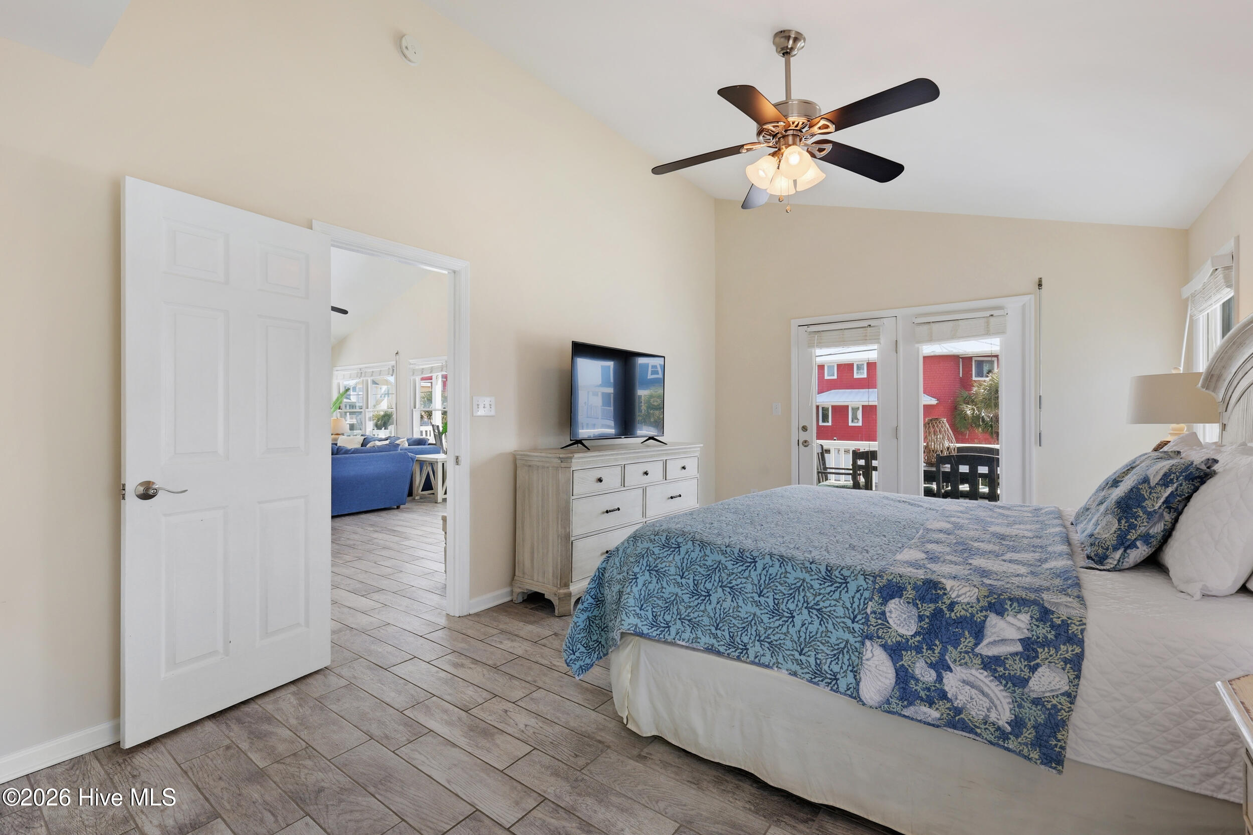 100561472 | Photo 25