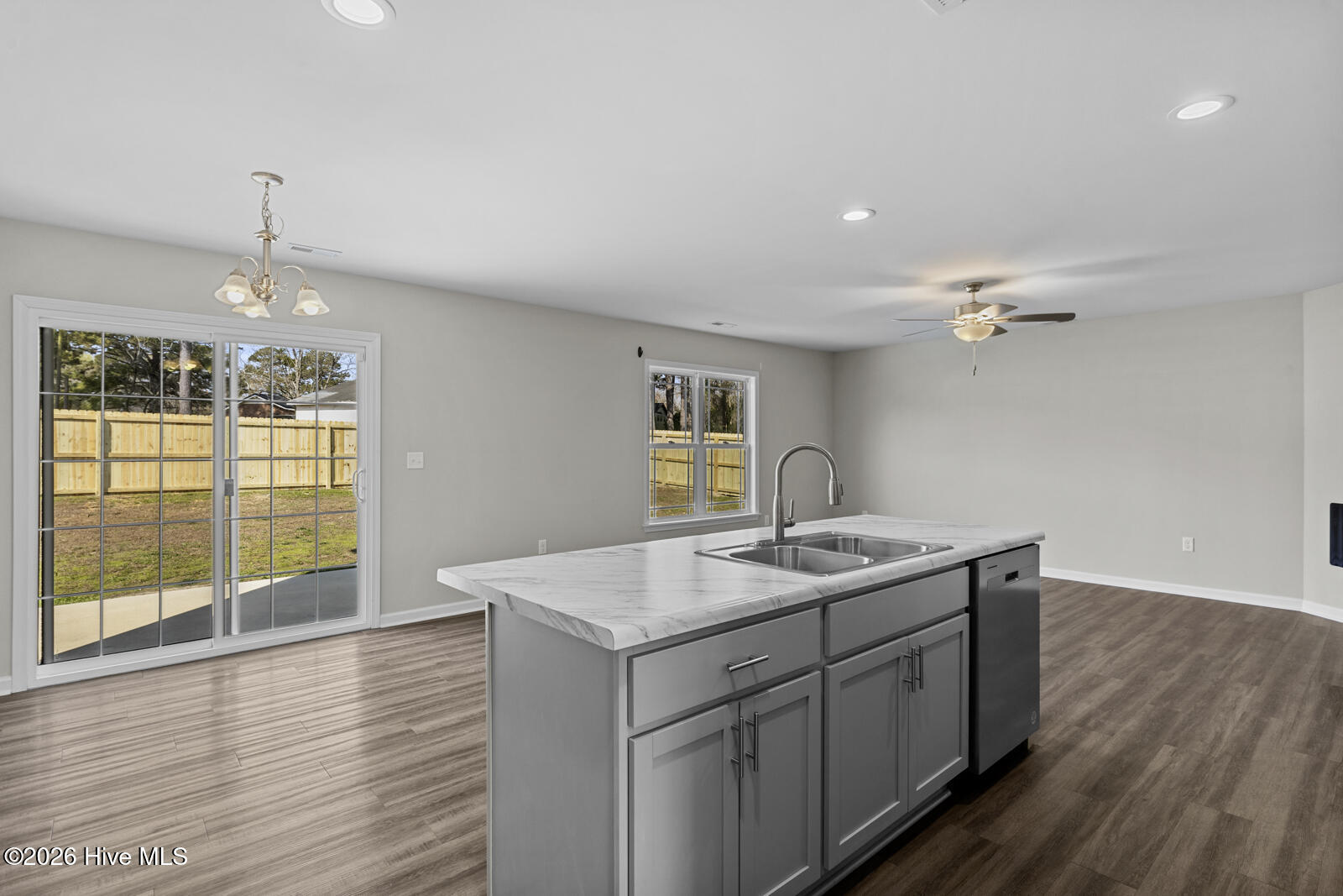 100542191 | Photo 11