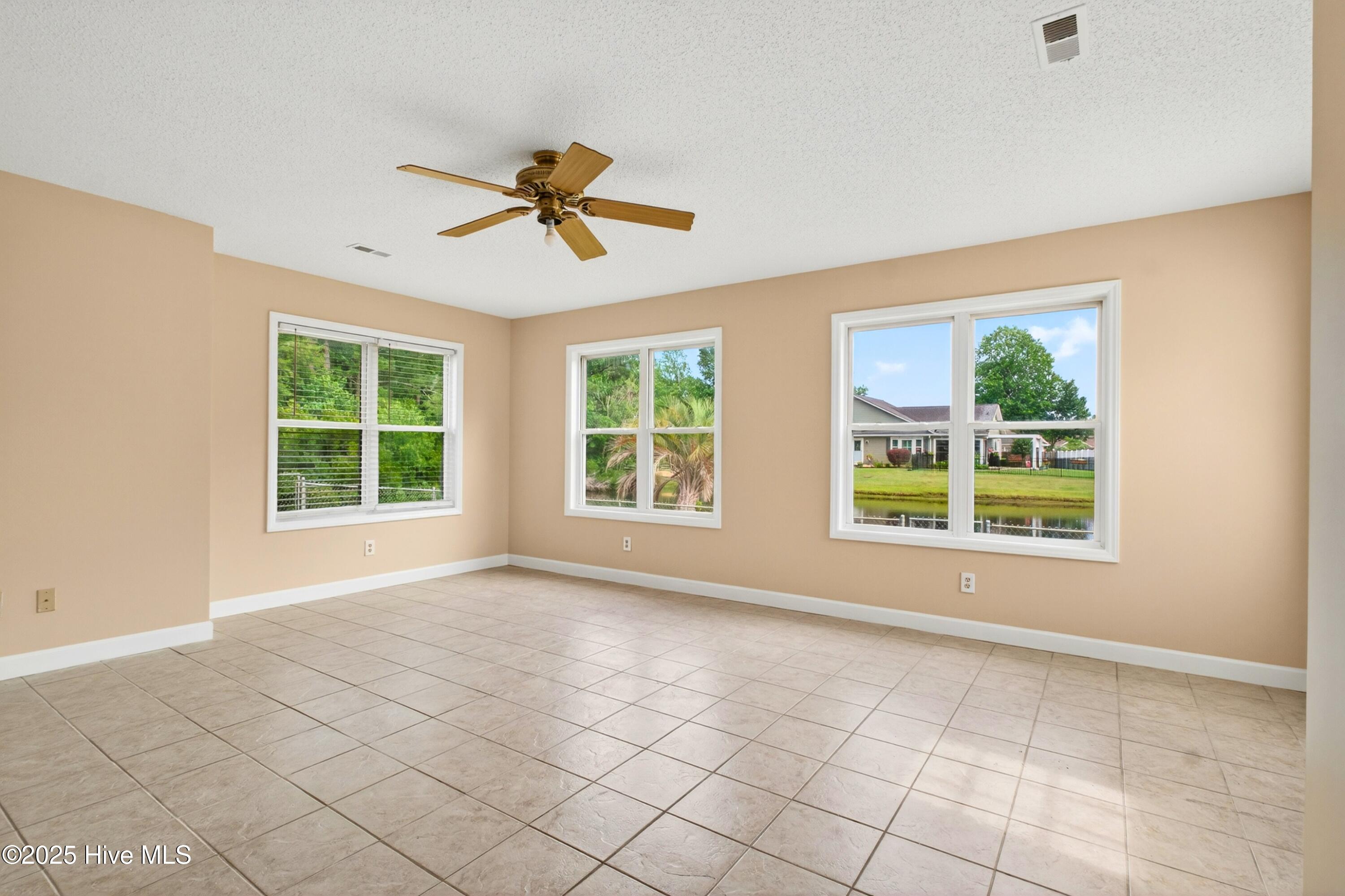 100513022 | Photo 12