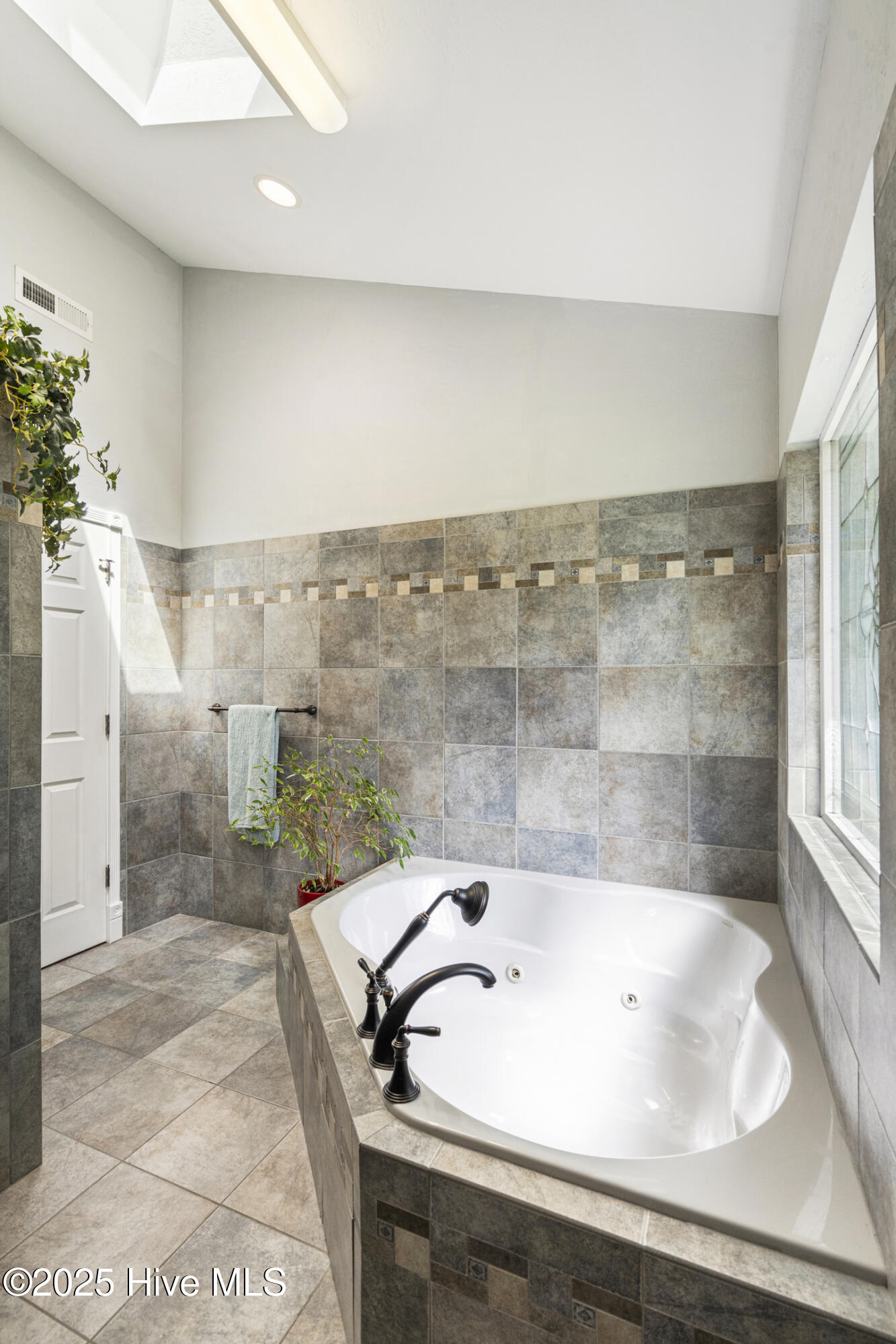 100569480 | Photo 53