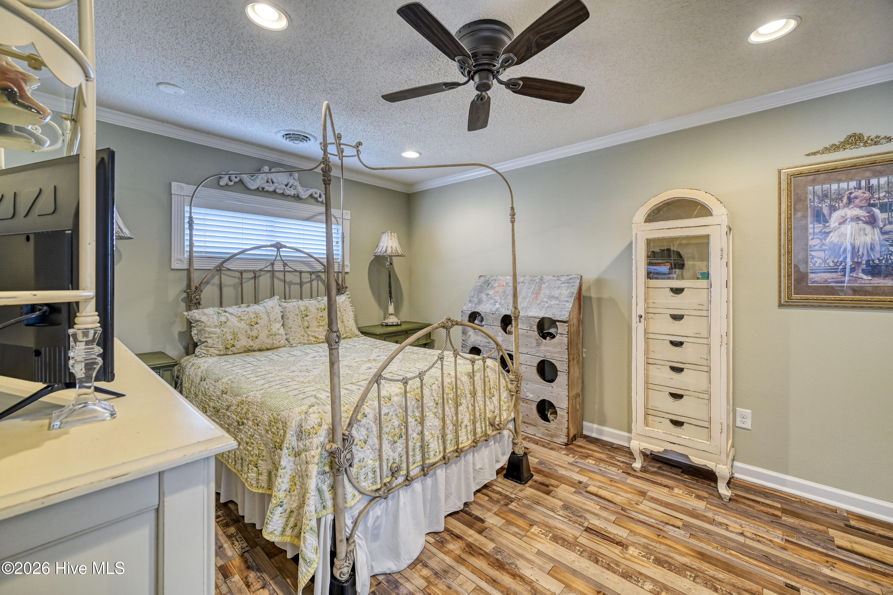 100558069 | Photo 41