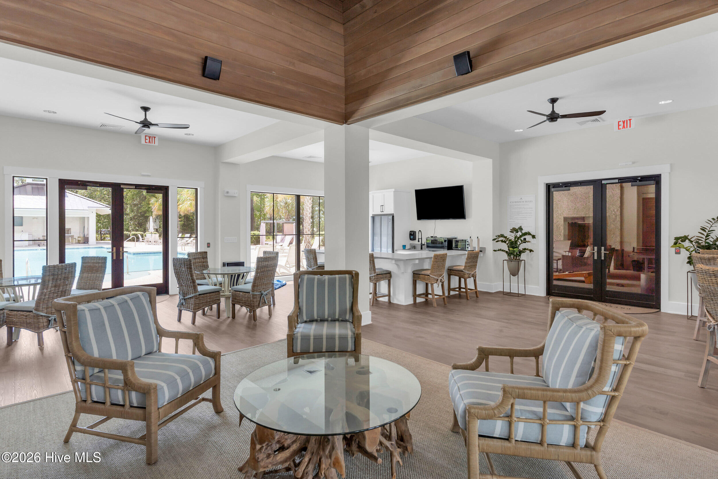 100562614 | Photo 24