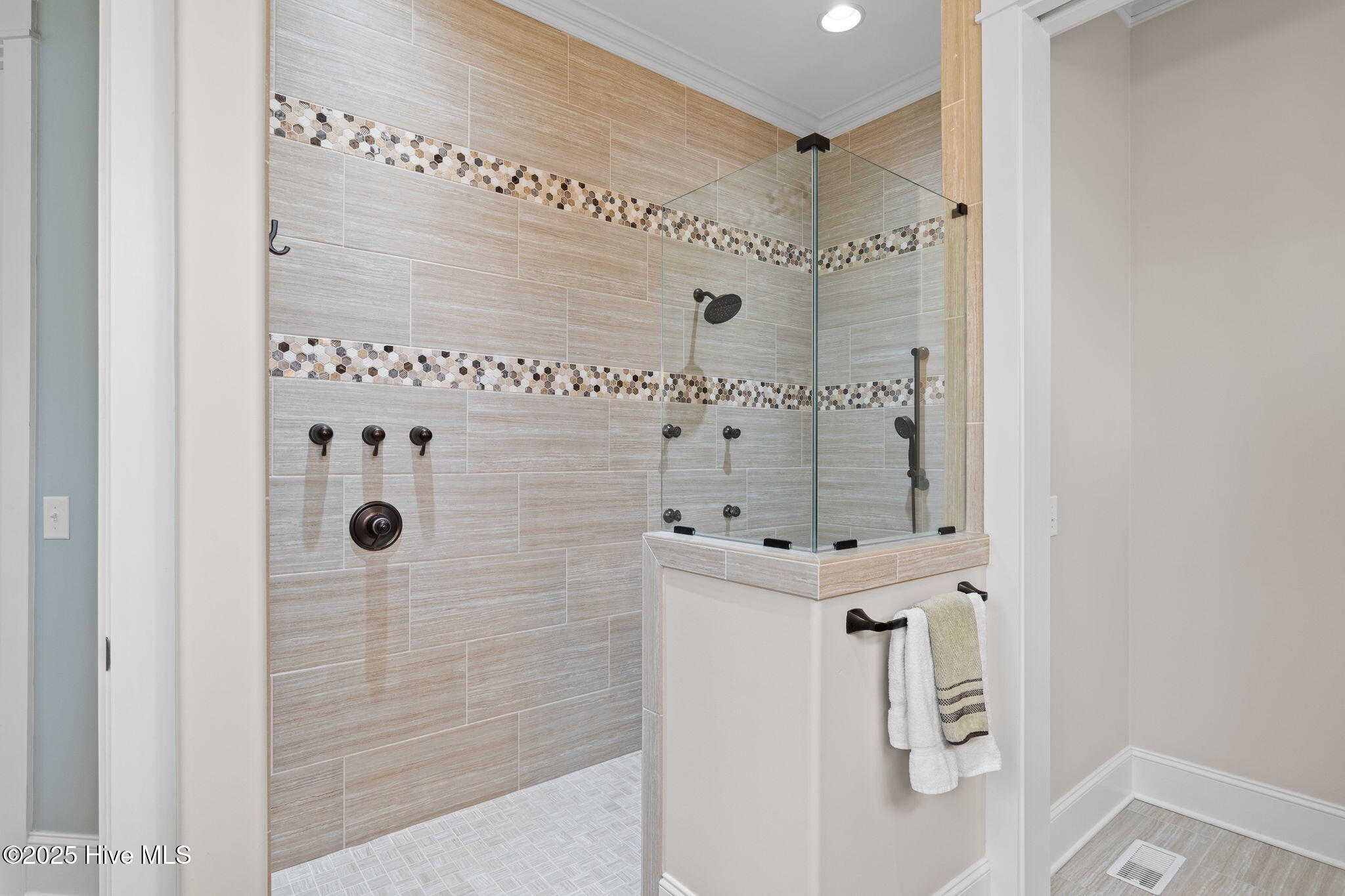 100562401 | Photo 46