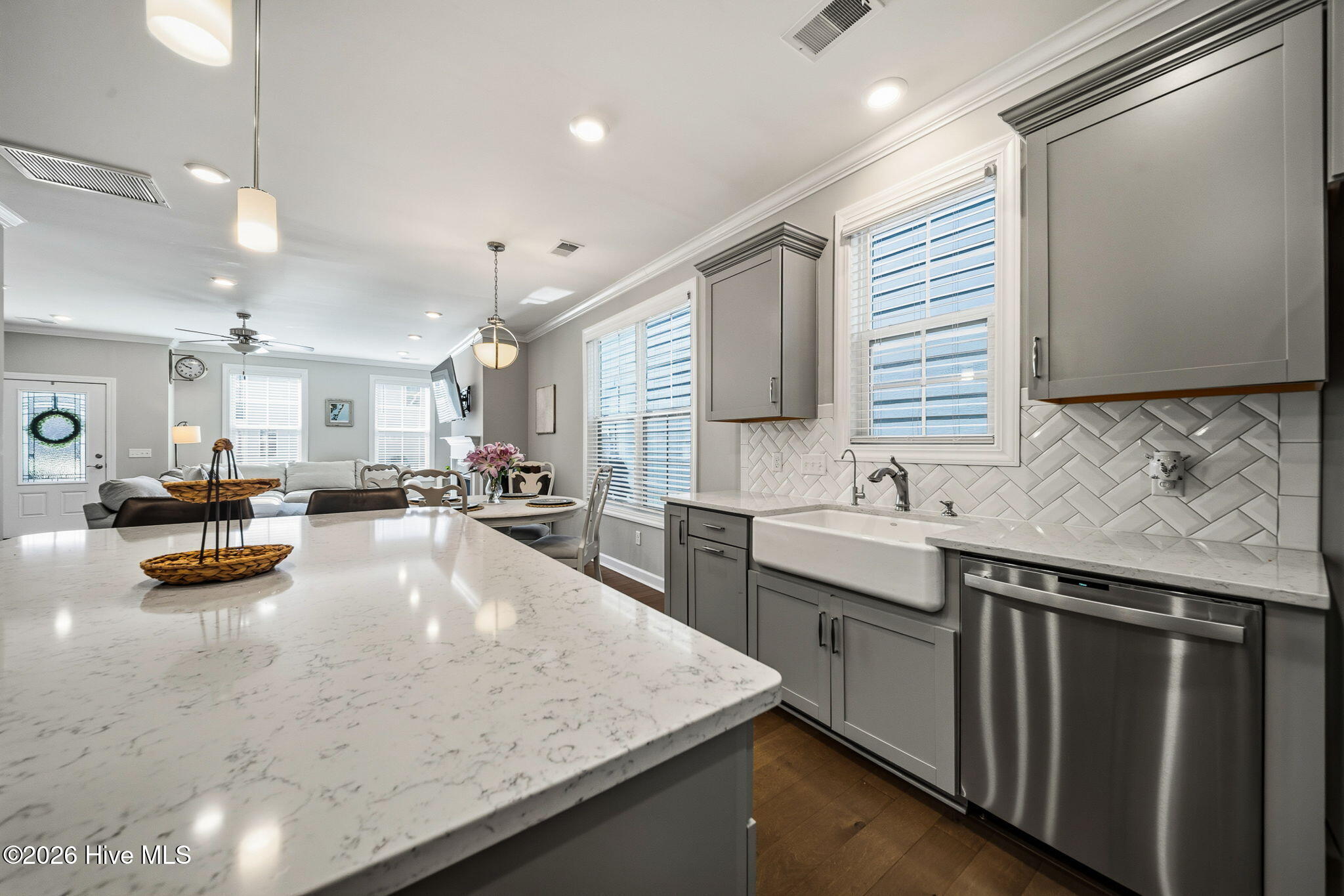 100563185 | Photo 19