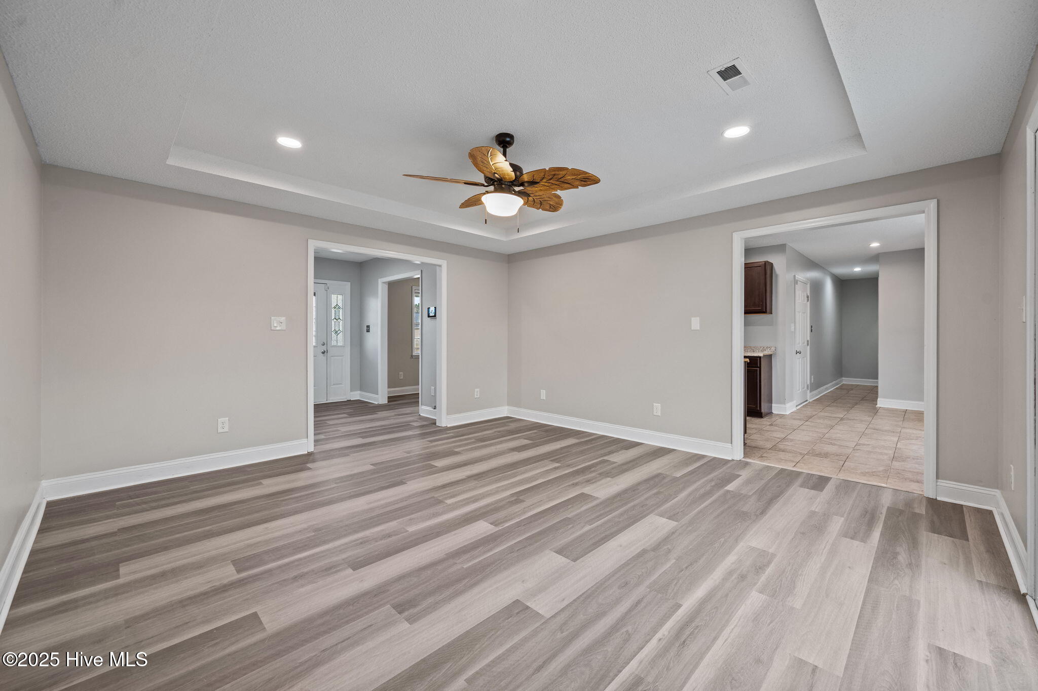 100547097 | Photo 33