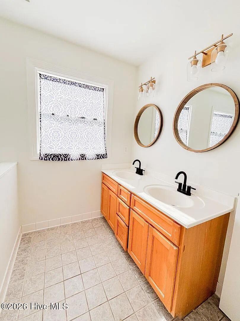 100570662 | Photo 12