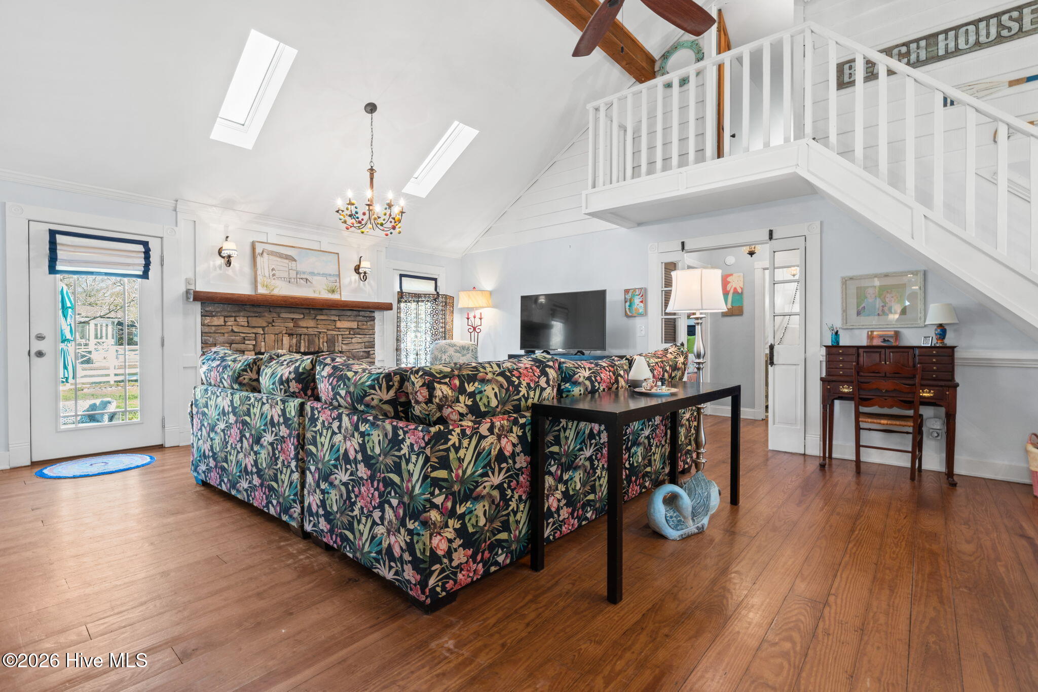 100562668 | Photo 11