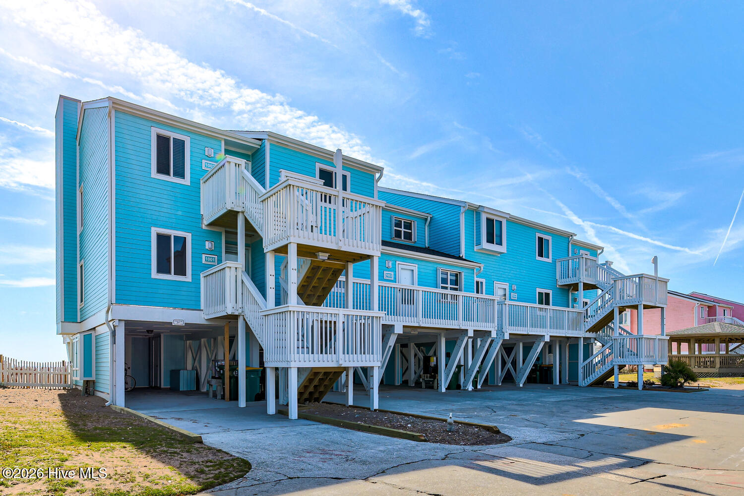 100569348 | Photo 38