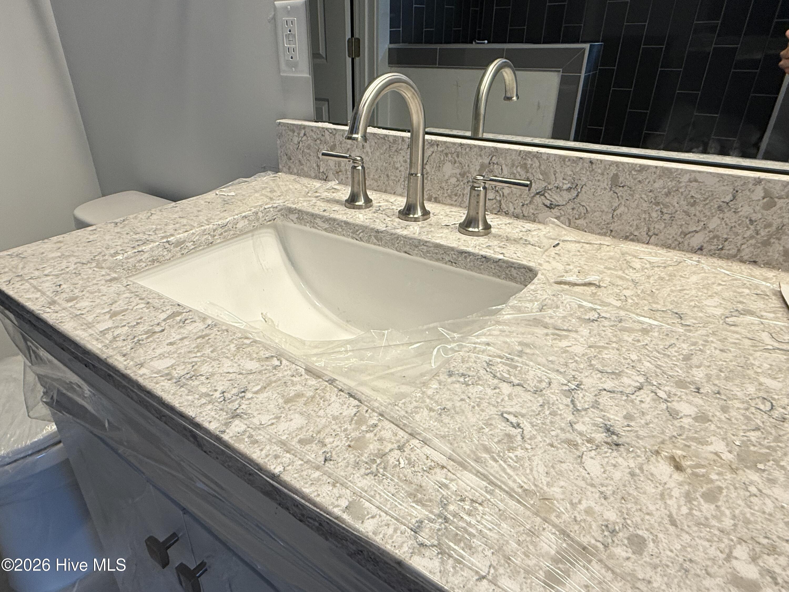 100561900 | Photo 12